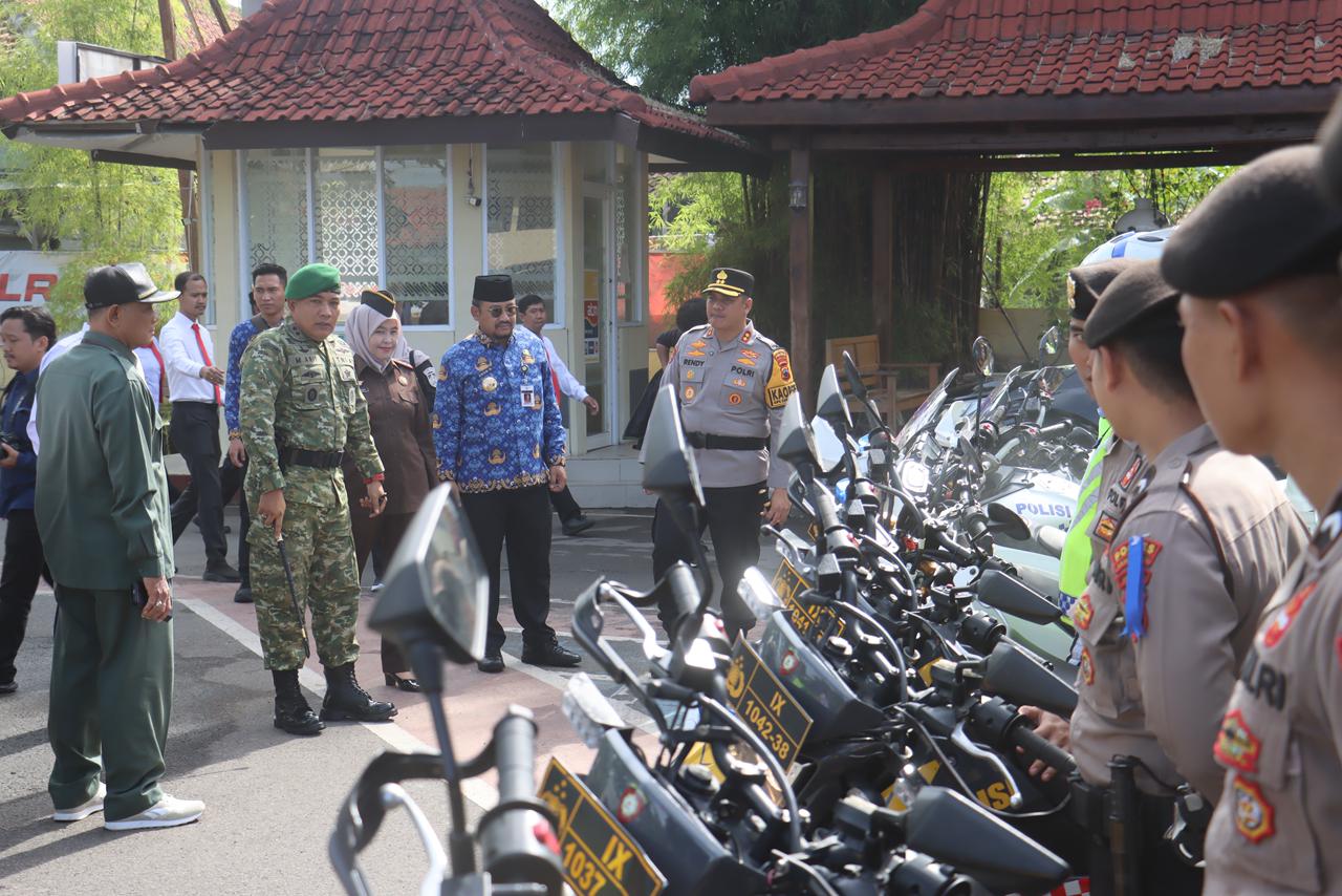 CEK PASUKAN - Usai apel Kapolres Pemalang, AKBP Rendy Setia Permana,cek kesiapan personil dan perlengkapannya di halaman Mapolres Pemalang berubah menjadi barisan disiplin. Senin (17/11/2025).