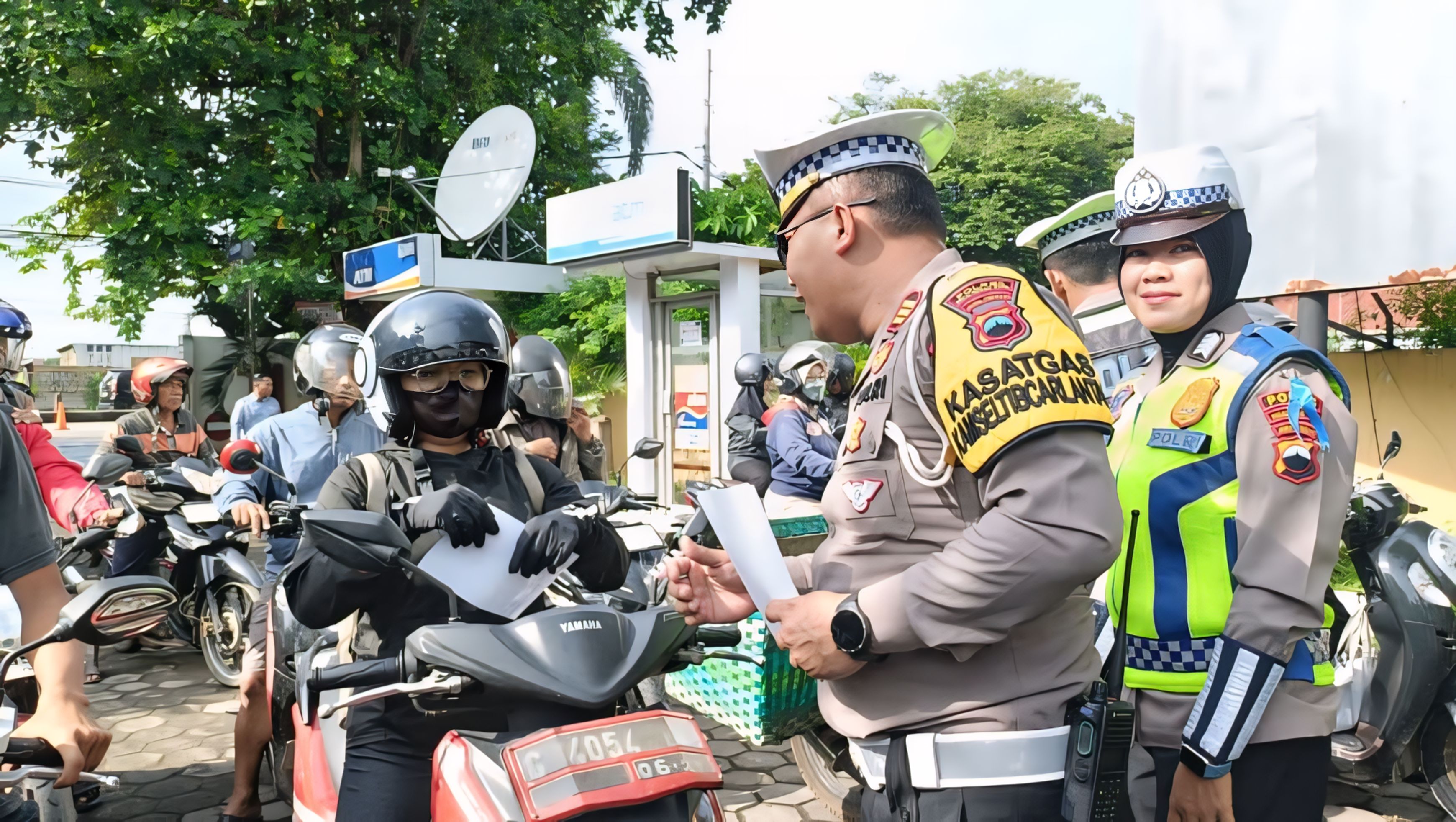 HIMBAUAN -&nbsp;Kasatlantas Polres Pekalongan Kota AKP Andi Susanto saat memimpin langsung Zebra Candi di&nbsp;jalan Gajah Mada Kota Pekalongan&nbsp;Selasa (18/11/2025).