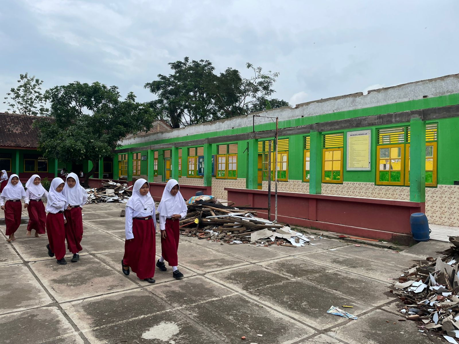 Kondisi empat ruang kelas SD Kawengen 02 Ungaran Timur saat dibongkar untuk dilakukan rehabilitasi. Maria Novena/Jawa Pos Radar Semarang