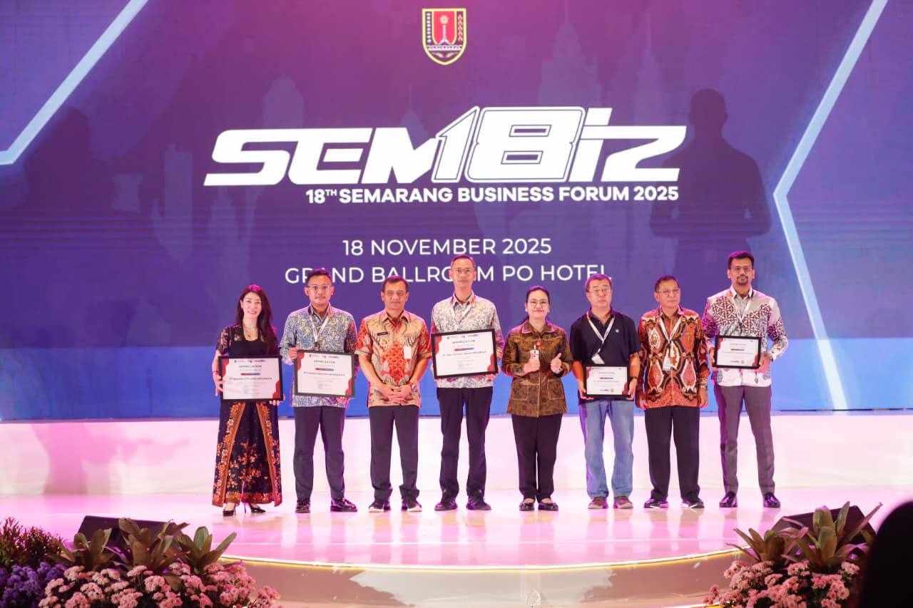 Gubernur Jateng Ahmad Luthfi saat membuka acara Semarang Business Forum (Sembiz) 2025 di Grand Ballroom Hotel PO, Kota Semarang, pada Selasa, 18 November 2025.