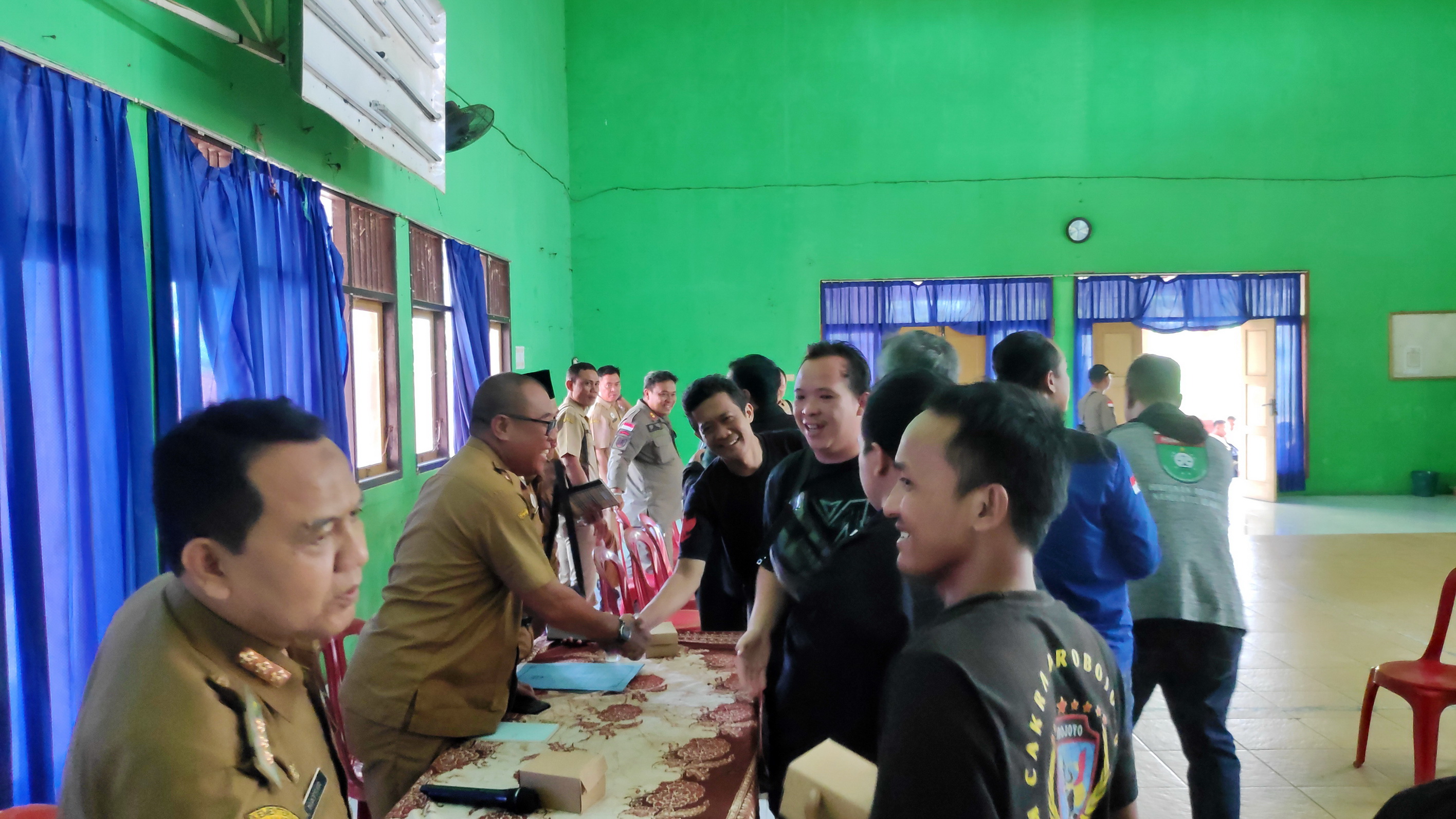 DISKUSI &ndash; Sejumlah masyarakat, LSM, dan pelaku UMKM saat berdialog dalam audiensi yang digelar di kantor Kelurahan Pringrejo Pekalongan Barat, Selasa (18/11/2025).