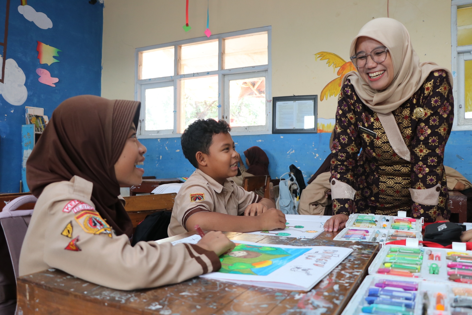 Kepala SDN 2 Sukorejo Kendal Dian Ayu Kurniasih yang juga sebagai fasilitator Program PINTAR Tanoto Foundation melihat proses pembelajaran peserta didik.
