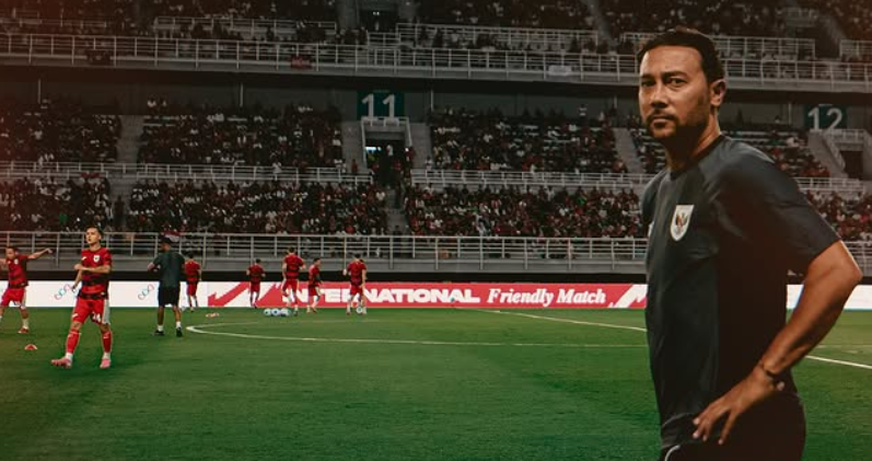 Tangkapan Layar dari Instagram Denny Landzaat, yang menampilkan dirinya saat melatih Tim Nasional Indonesia.