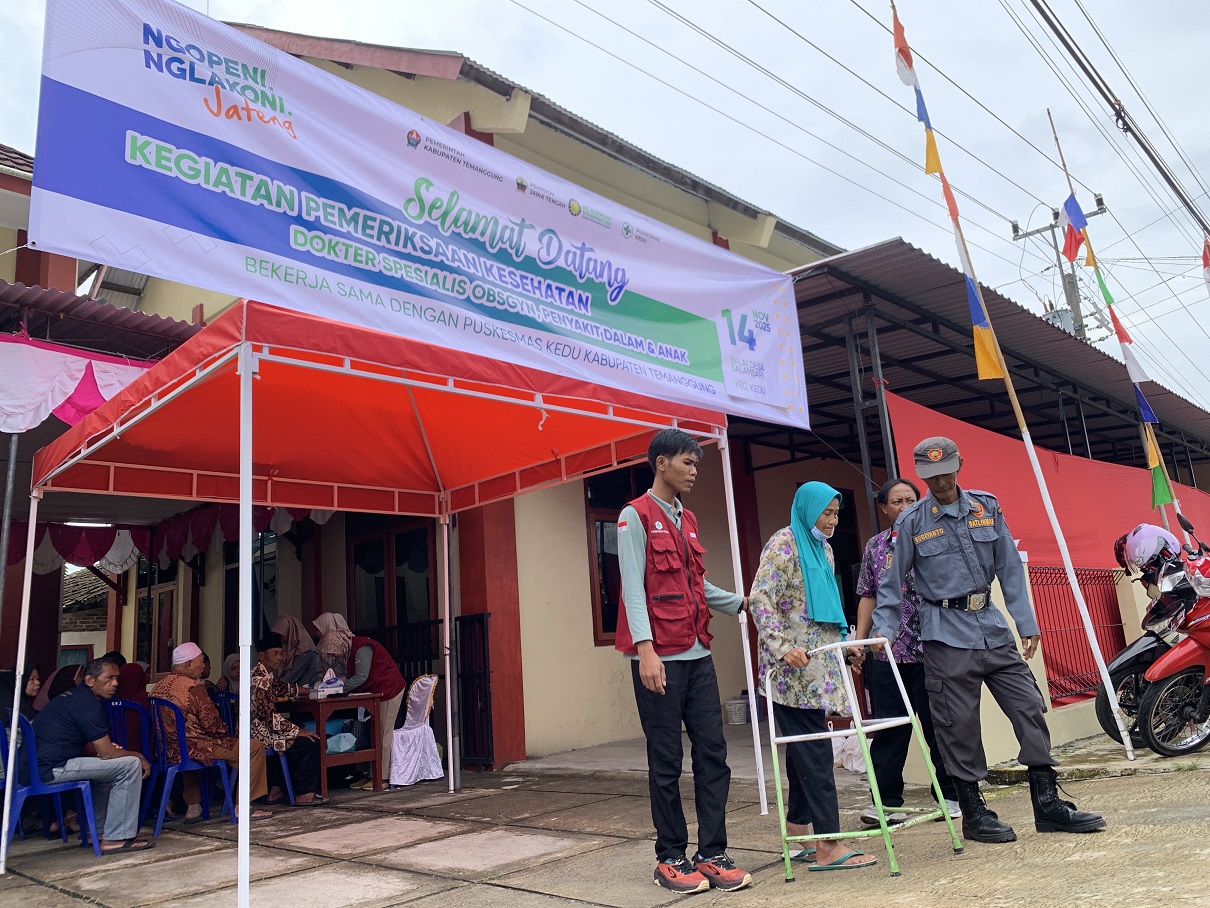 Mbah Watinah berjalan perlahan usai memeriksakan diri di layanan Speling di Balai Desa Salamsari, Kedu, Kabupaten Temanggung, Jumat (14/11/2025).
