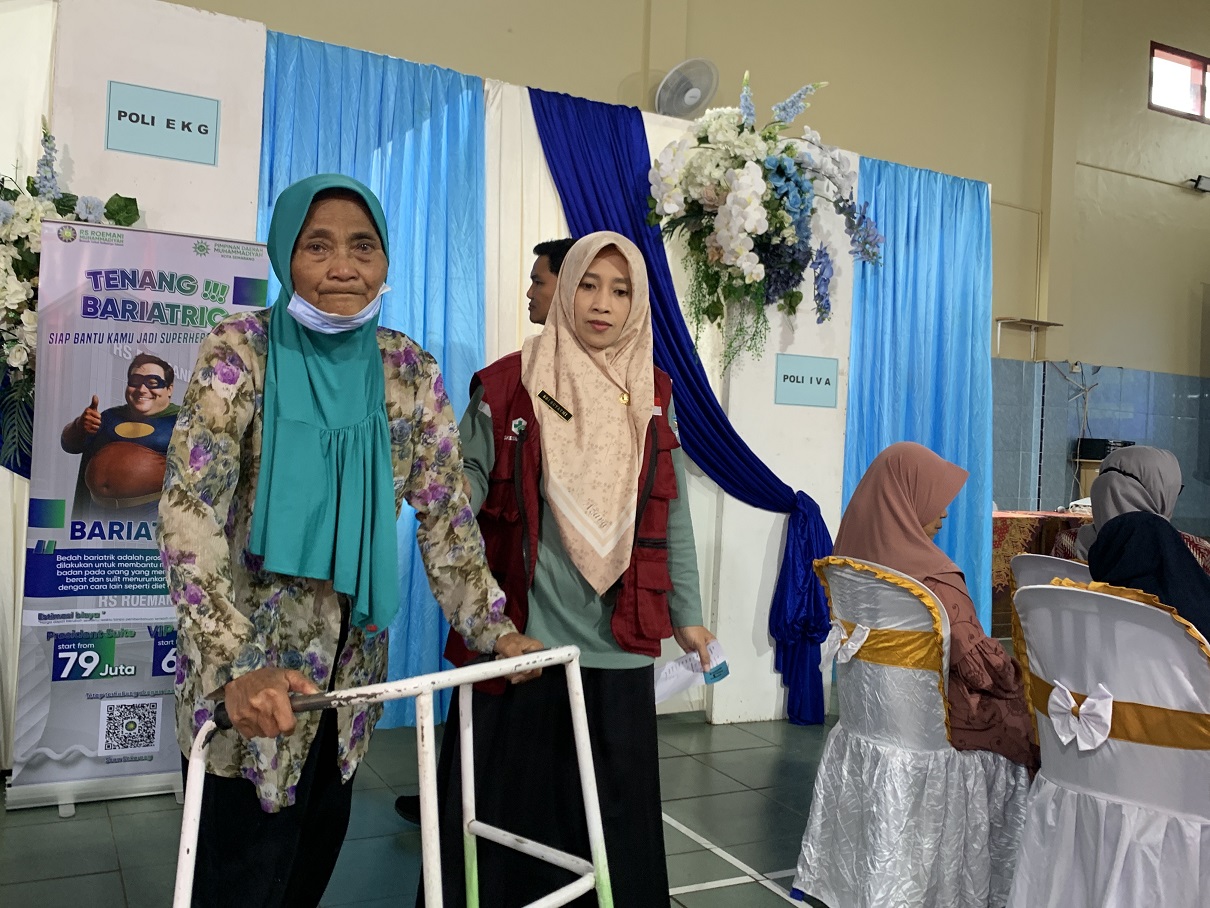 Mbah Watinah, warga Dusun Krajan, Desa Salamsari, Kecamatan Bulu, Kabupaten Temanggung gembira mendapat layanan Speling di balai desa setempat Jumat (14/11/2025).