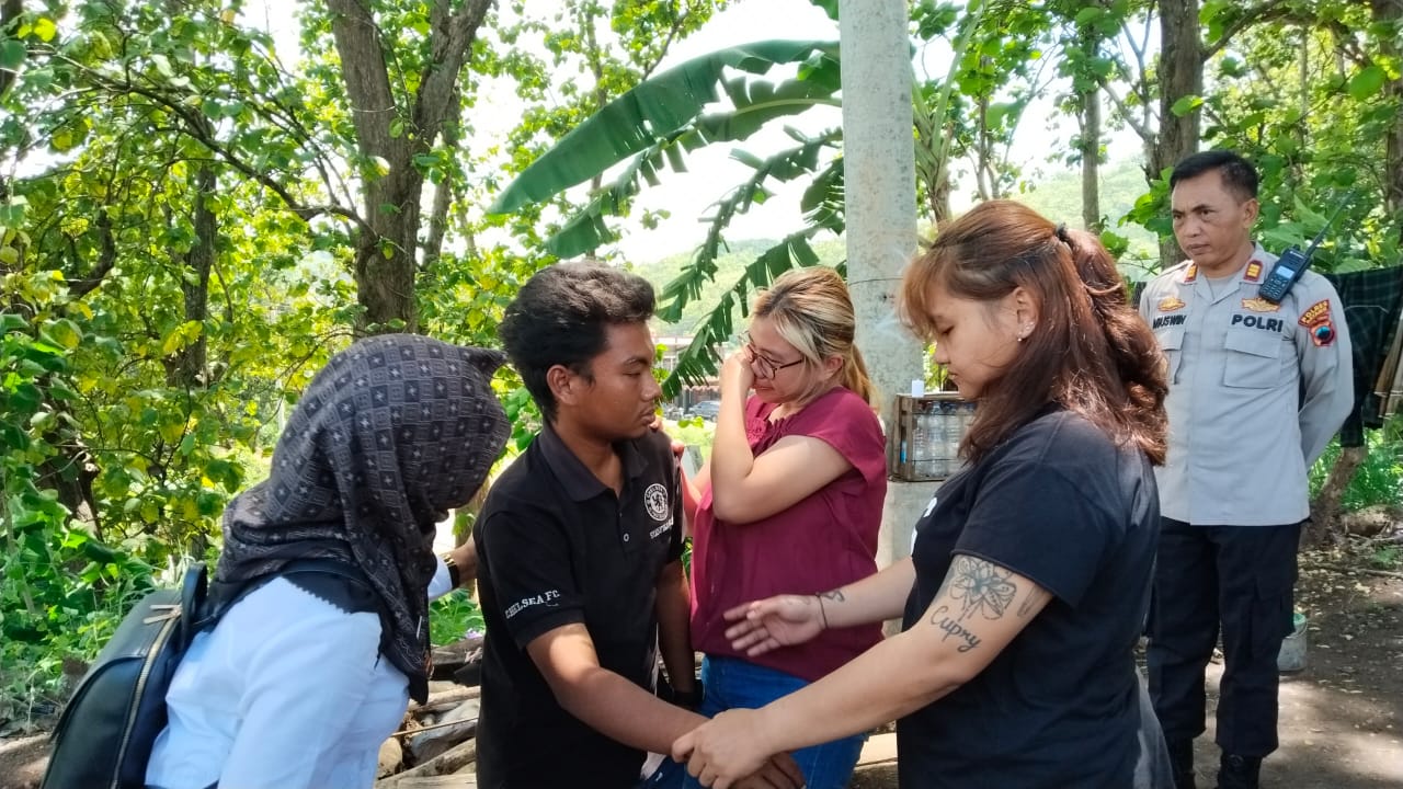 JEMPUT AGUNG : Suasana haru ketika Kakak, adik dan tante bertemu Agung di Alas  difasilitasi oleh Kapolsek Gringsing AKP Agus Windarto dan Kades Plelen Siti Amri Alimatul Muflikhah, Kamis&nbsp;(19/11/2025)