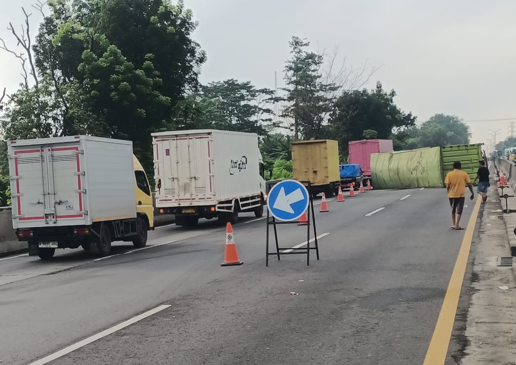 Kondisi truk yang terguling melintang ditengah jalan tol