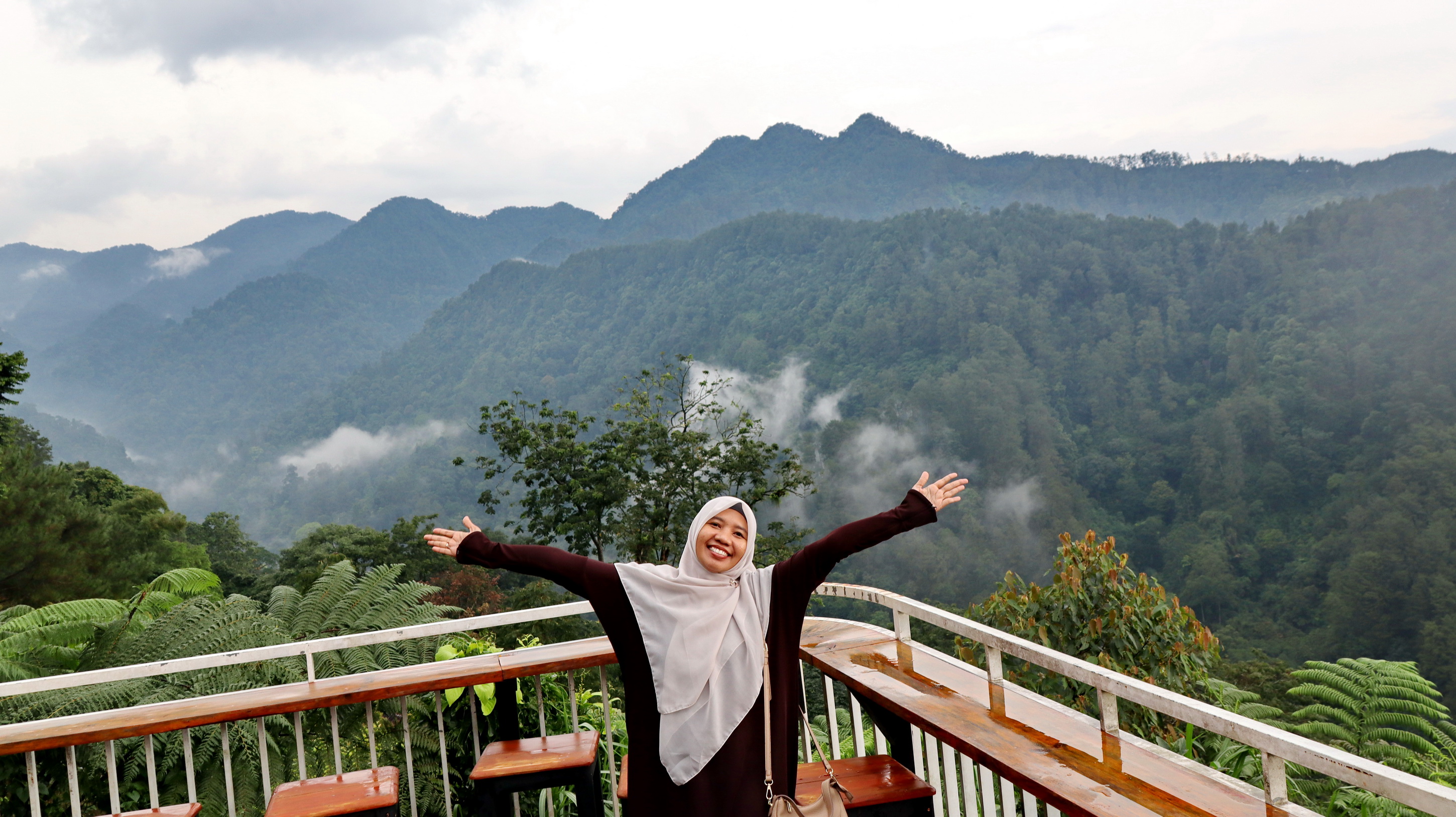 DIATAS AWAN - Keindahan pegunungan Dieng disajikan segar dan indah di kawasan Wisata Sidawung Batang.