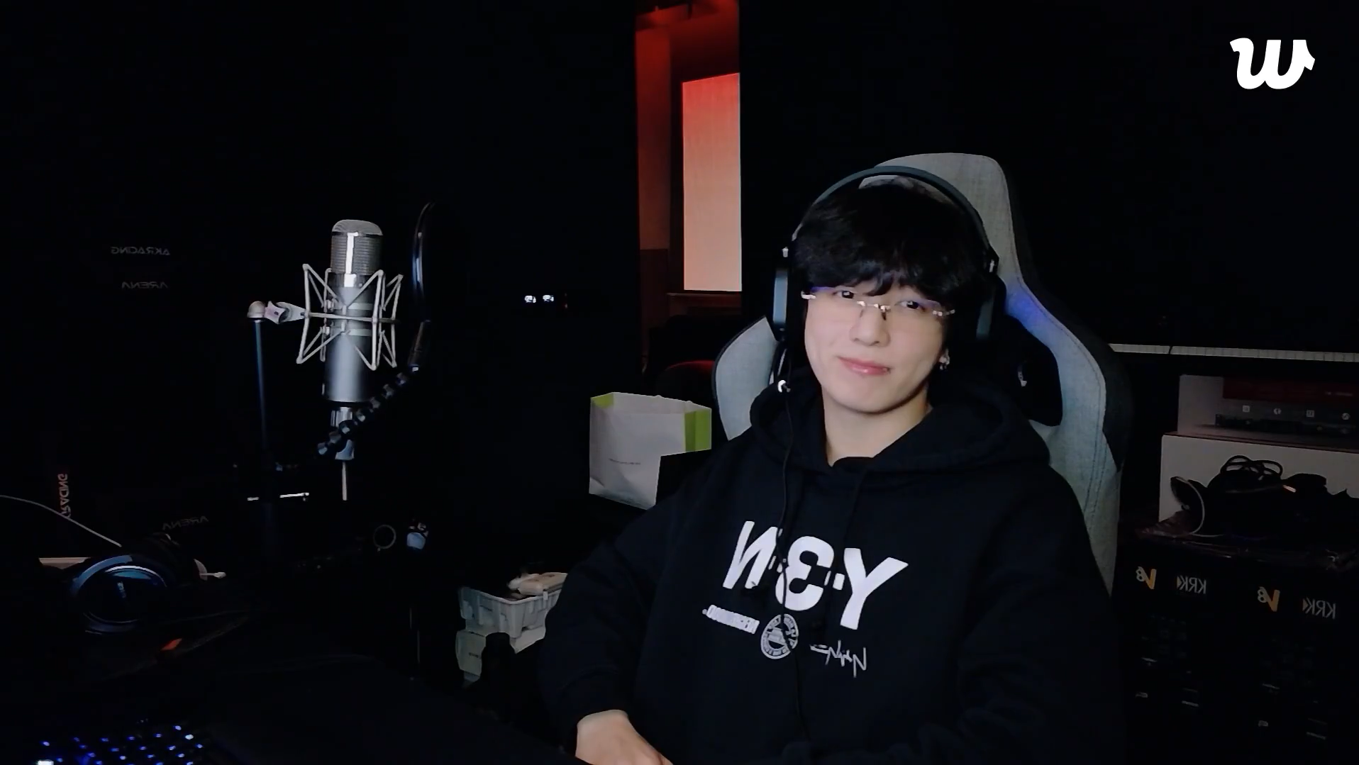 Potongan layar dari live streaming pada 16 November pukul 04.50 dini hari memperlihatkan Jungkook BTS tampil santai di ruang studionya. Dengan hoodie hitam, headphone, dan senyum tipis yang hangat
