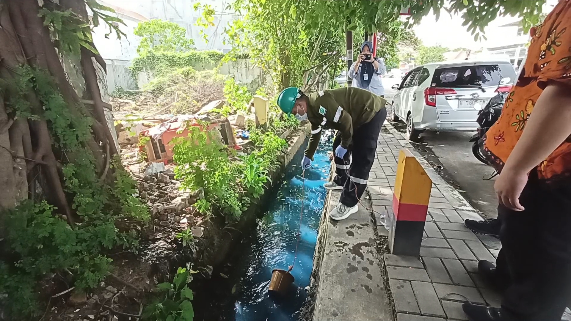 DUGAAN PENCEMARAN: Petugas dari DLH Kota Semarang, ketika mengecek dugaan pencemaran lingkungan di Kali Banger.