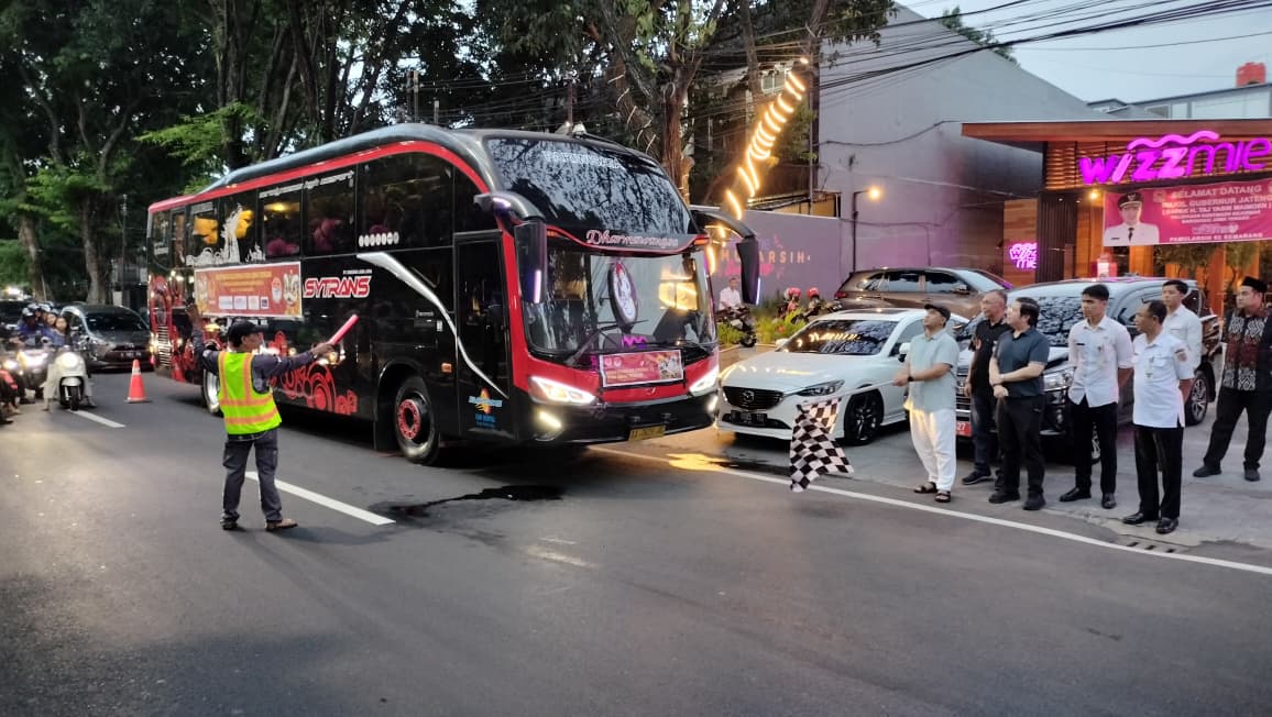 LEPAS KONTINGEN : Wakil Gubernur Jateng, Taj Yasin ketika melepas kontingen Fobi Jateng, untuk Kejurnas di Bali