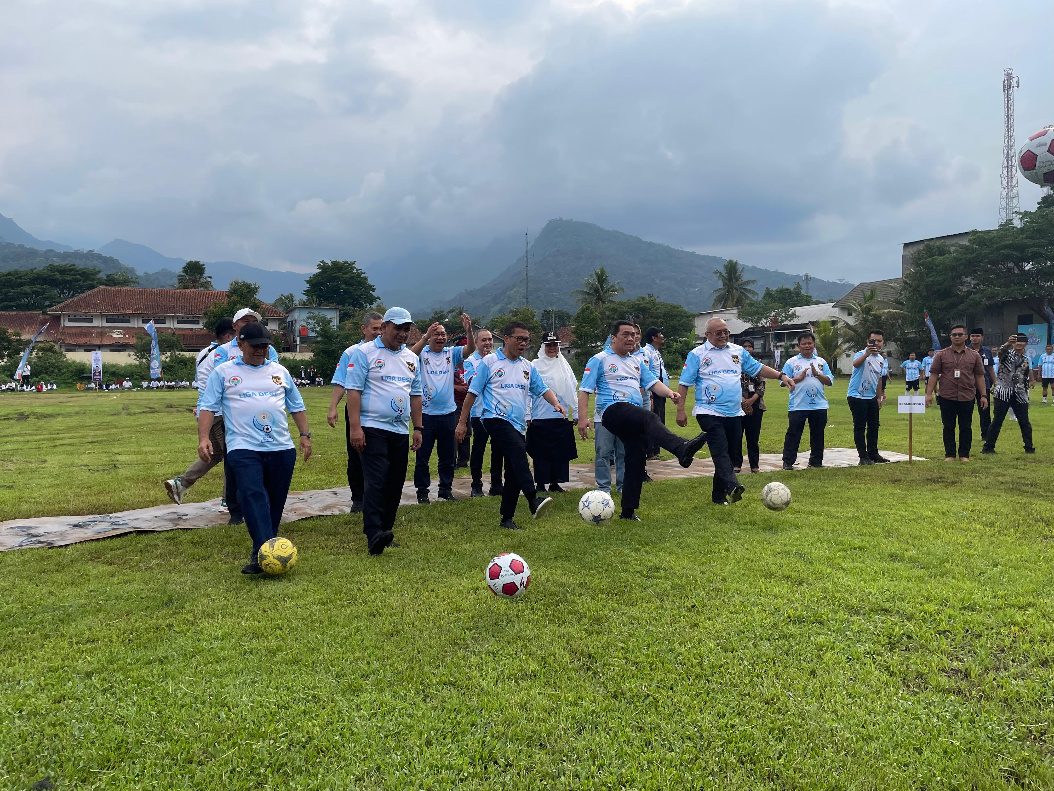 Menteri Desa Pembangunan Desa Tertinggal saat buka Liga Desa di Lapangan Desa Banyubiru Kecamatan Banyubiru. Maria Novena/Jawa Pos Radar Semarang