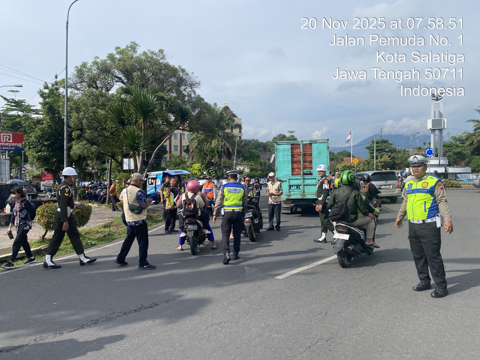 Hari Ke-4 Ops Zebra Candi 2025, Polres Salatiga Jaring 342 Pelanggaran : 123 Kena Tilang, 219 Diberi Teguran Memasuki hari ke-4 pelaksanaan Operasi Zebra Candi 2025, Polres Salatiga.