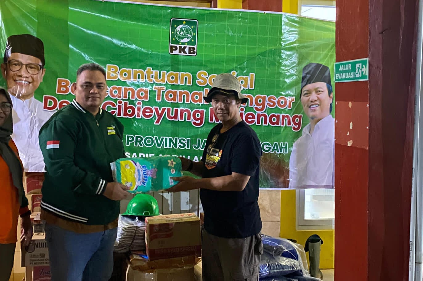 Penyerahan bantuan longsor Cilacap dipimpin Wakil Ketua PKB Jateng Sarif Abdillah bersama jajarannya yang tergabung dalam Lembaga Penanggulangan Bencana (LPB).