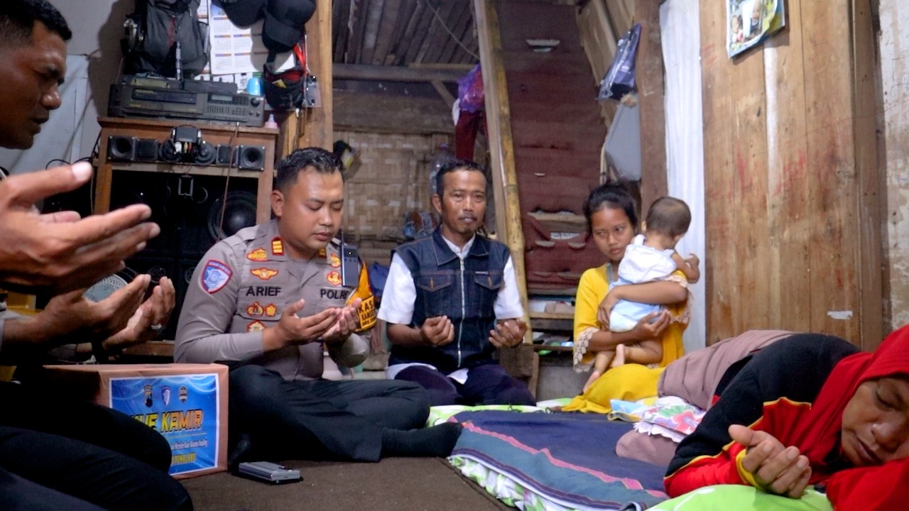 DOAKAN - Kastlantas Polres Pemalang saat mendoakan korban lakalantas, agar cepat pulih, Kamis (20/11/2025).