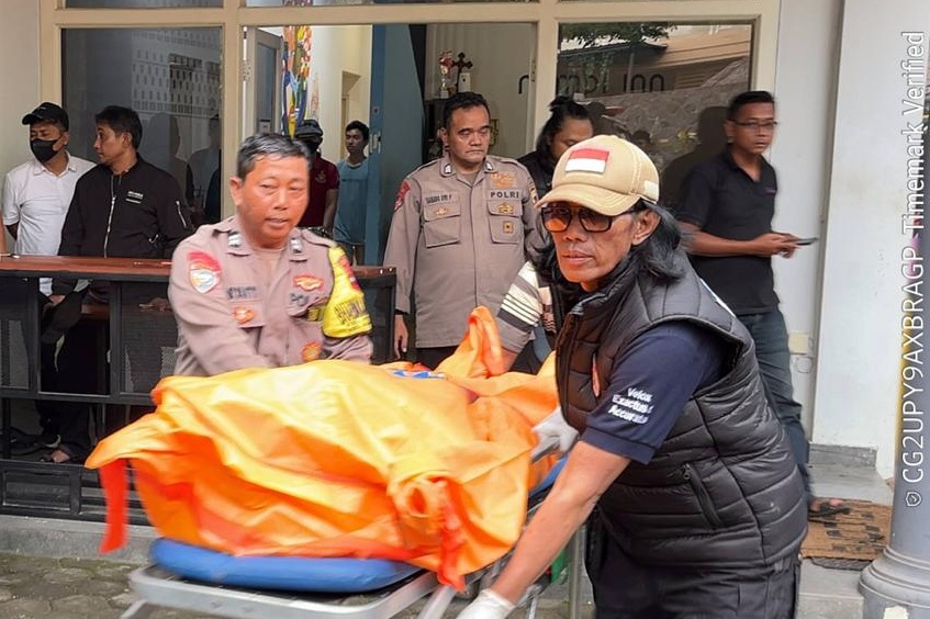 Jenasah Dosen Untag Semarang saat dievakuasi dari kamar hotel usia ditemukan meninggal