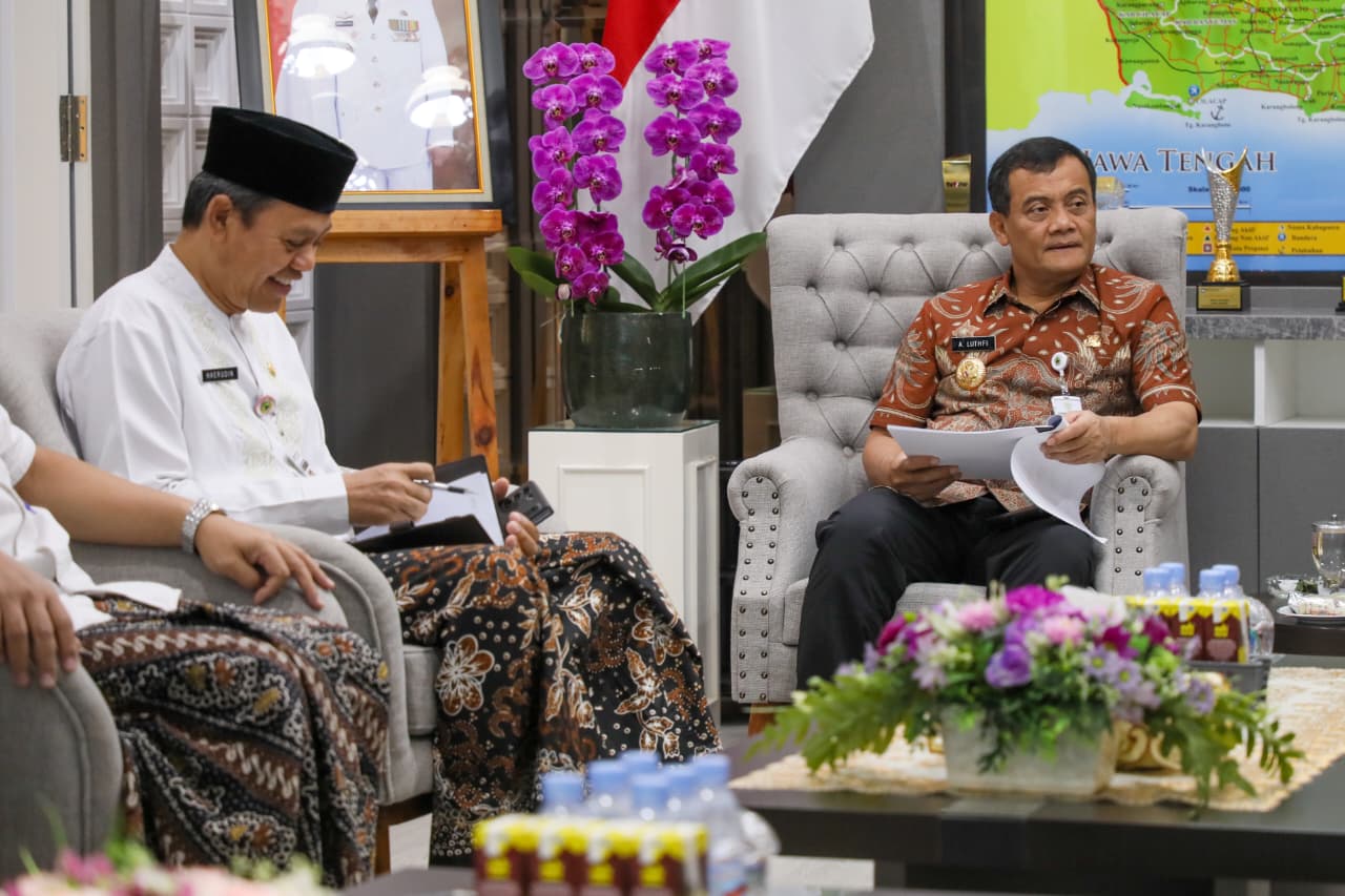 Gubernur Jawa Tengah, Ahmad Luthfi bersama jajaran Dinas Perhubungan Jateng di kantornya pada Jumat, 21 November 2025.