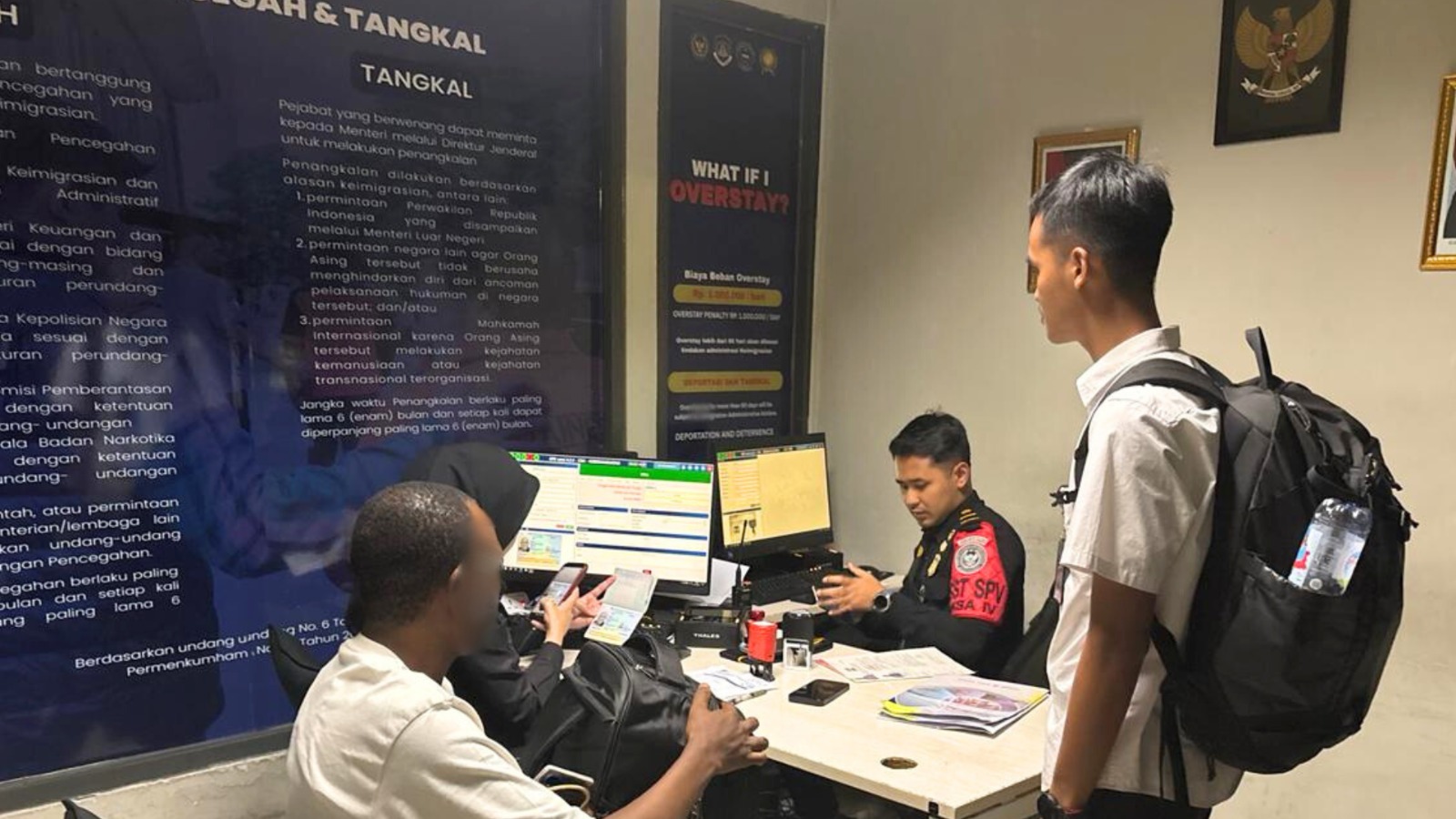 Tim Seksi Intelijen dan Penindakan Keimigrasian dari Kantor Imigrasi Kelas I Khusus TPI Semarang saat mendeportasi WNA Kenya, kemarin.