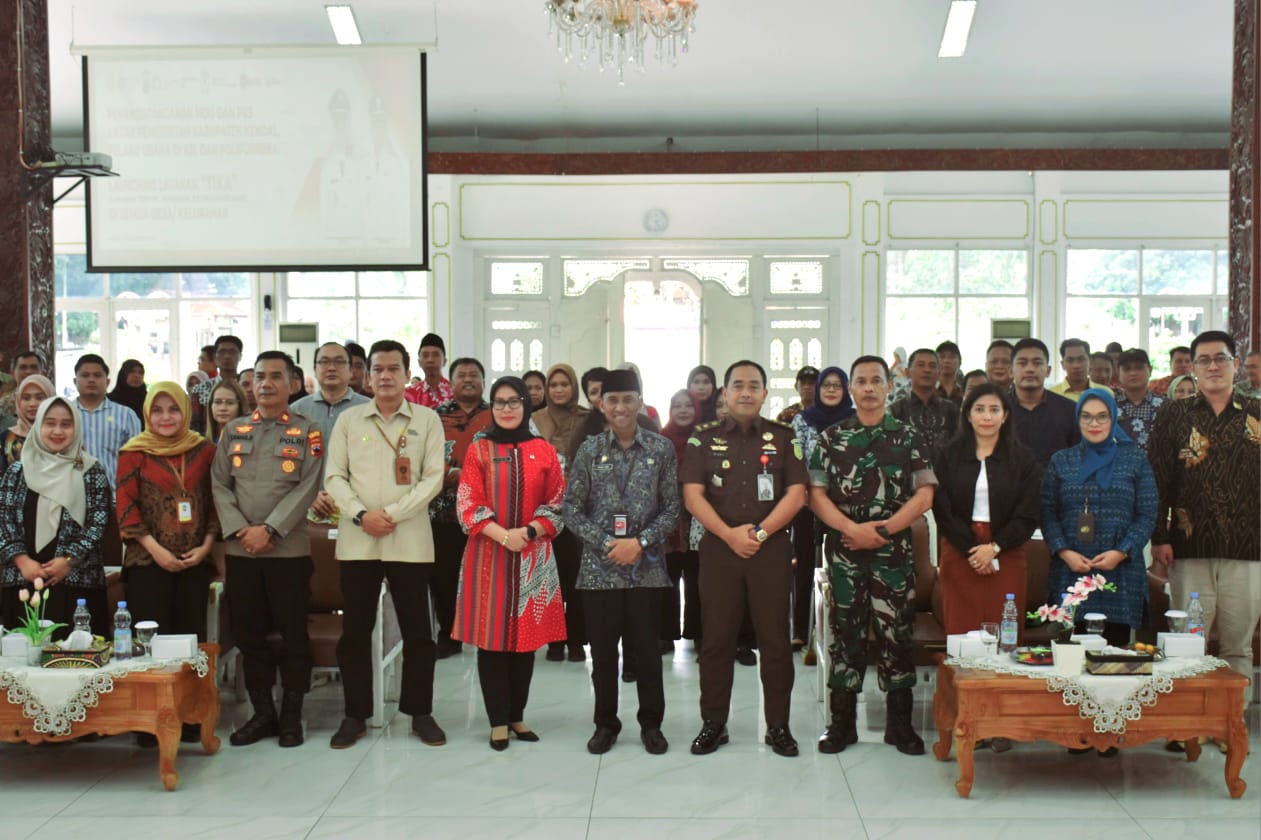 Pemkab Kendal menggandeng 20 lebih pelaku usaha dan Politeknik Industri Furnitur dan Pengolahan Kayu (Polifurneka) untuk menandatangani MoU dan PKS terkait penyediaan, penyiapan, dan penempatan tenaga