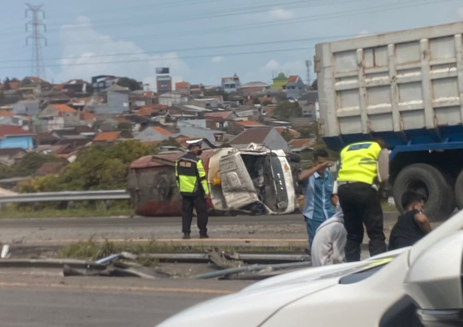 Kondisi truk tangki terguling hingga penumpang tewas setelah dihajar truk rem blong