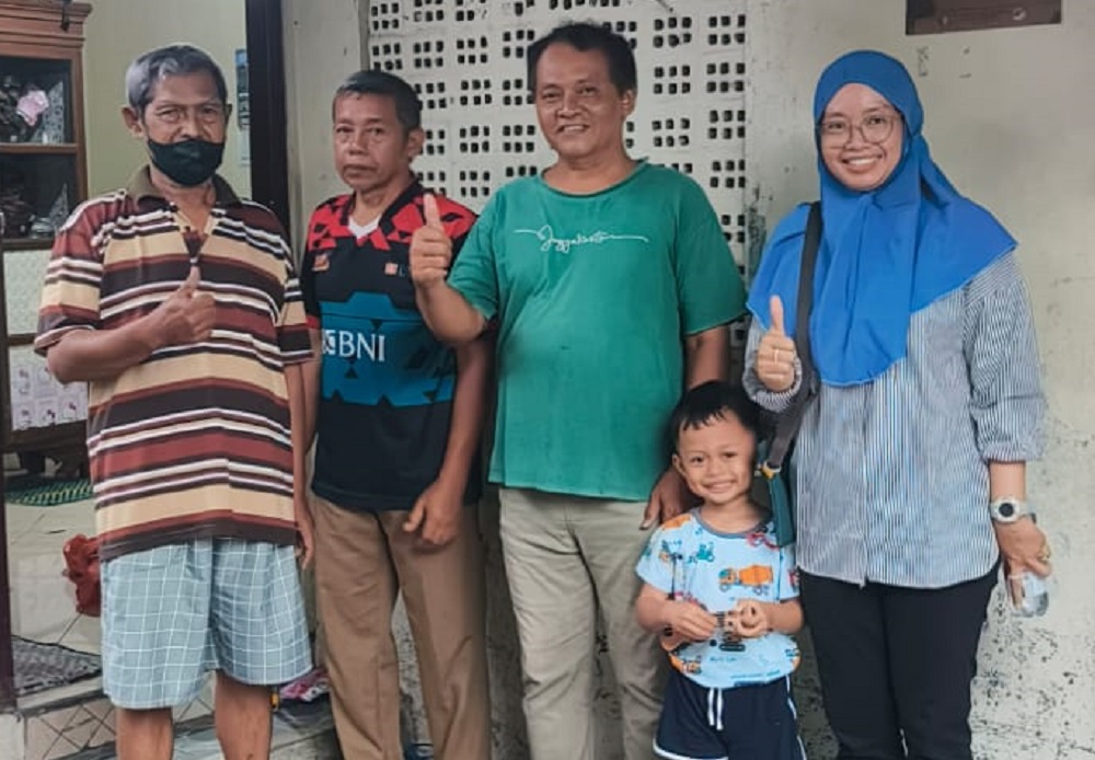 Ketua Tim Pelaksana Program Inovasi Seni Nusantara (PISN) Universitas Negeri Semarang Nadia Sigi Prameswari bersama perajin blangkon Paguyuban Maju Utomo Potrojayan, Serengan, Surakarta.