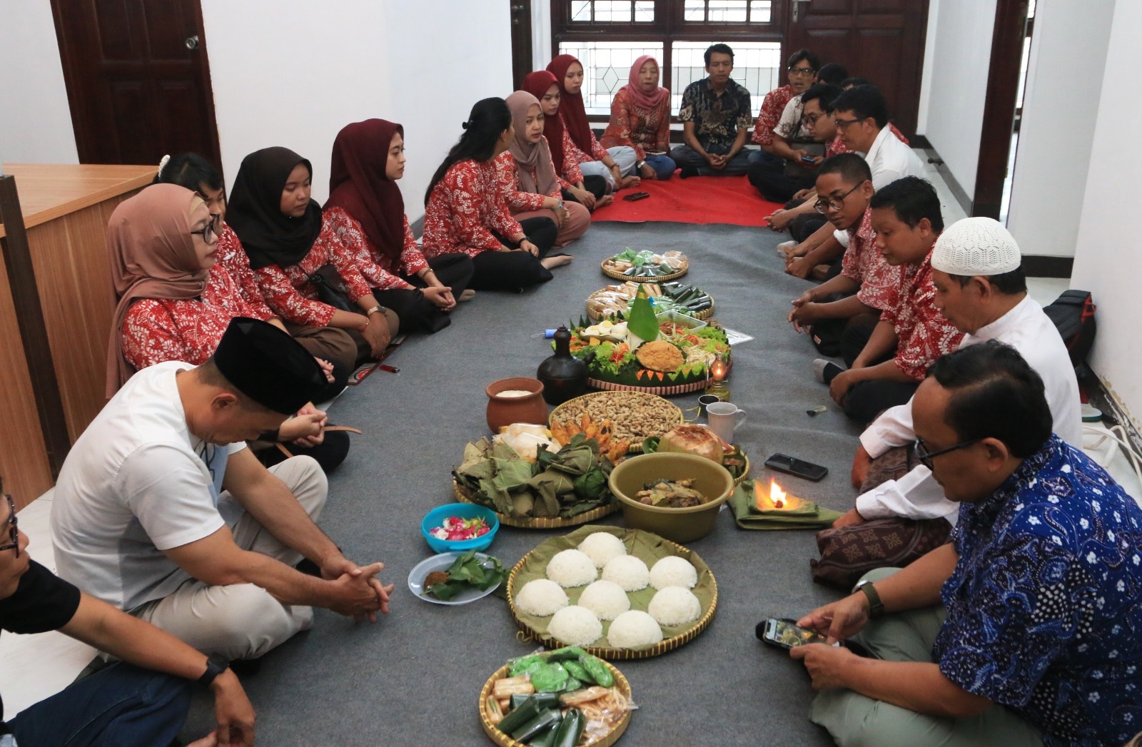 Jawa Pos Radar Semarang dipimpin Direktur Baehaqi menggelar syukuran slup-slupan kantor baru di Jalan Merapi Nomor 22, Jumat (21/11). NUR CHAMIM/JAWA POS RADAR SEMARANG