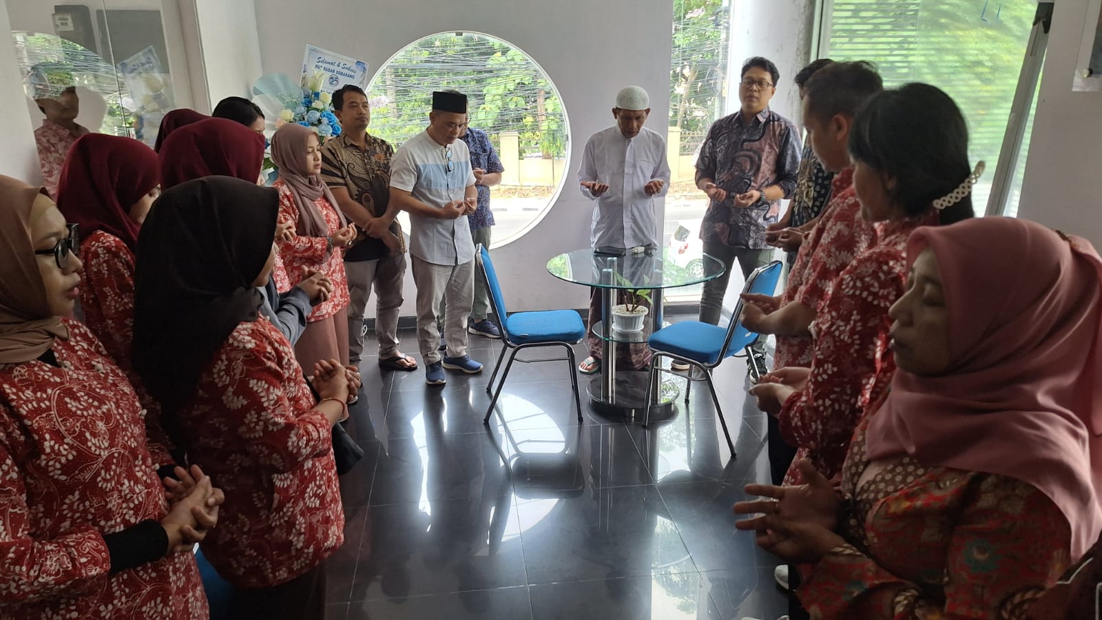 Doa bersama sebelum meninggalkan kantor lama di Jalan Veteran 55. NUR CHAMIM/JAWA POS RADAR SEMARANG
