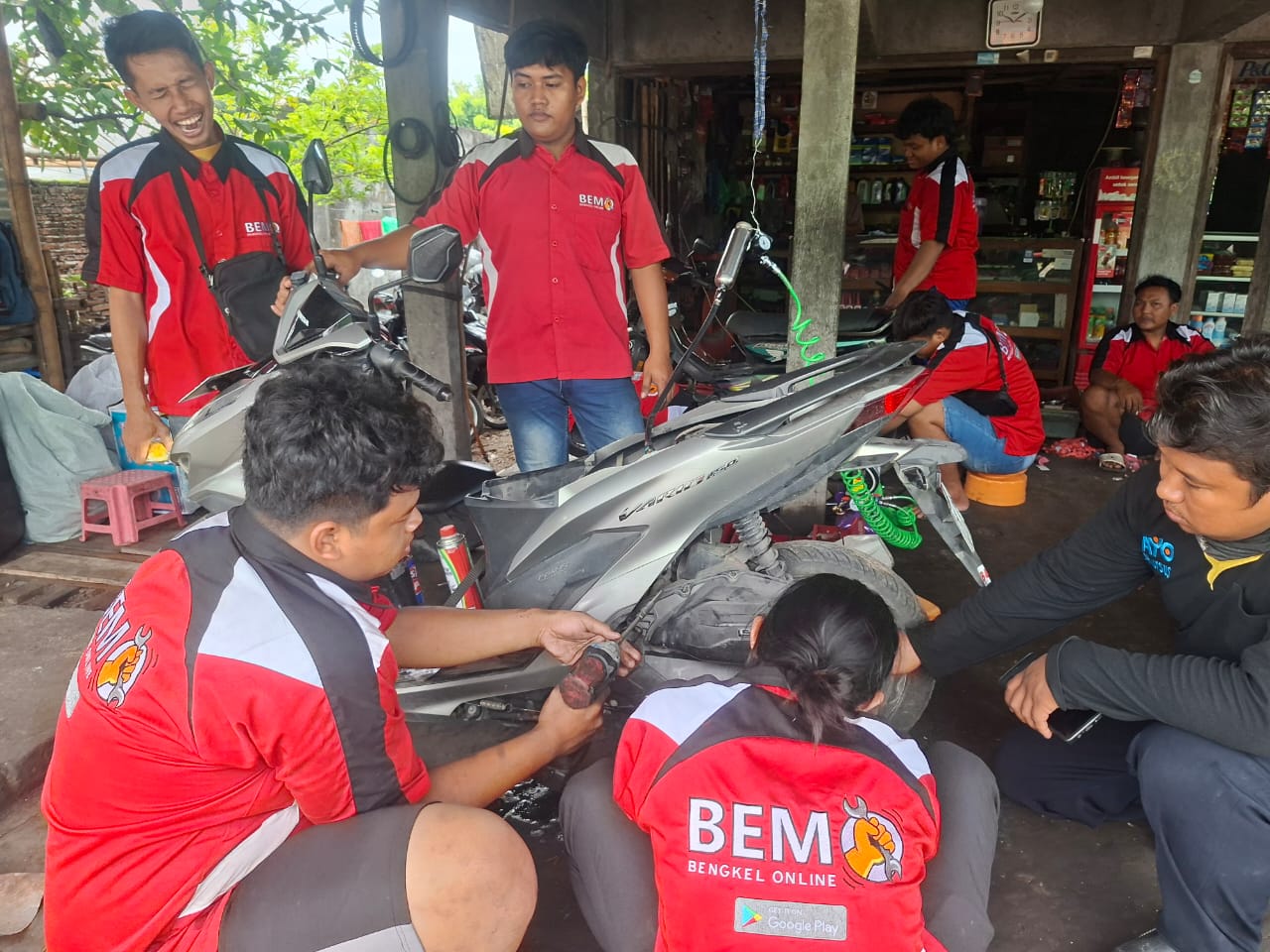 Peserta pelatihan di LKP Dimy Motor memberikan layanan servis motor gratis di Desa Kebonagung, Kecamatan Kebonagung Demak.(Wahibpribadi)