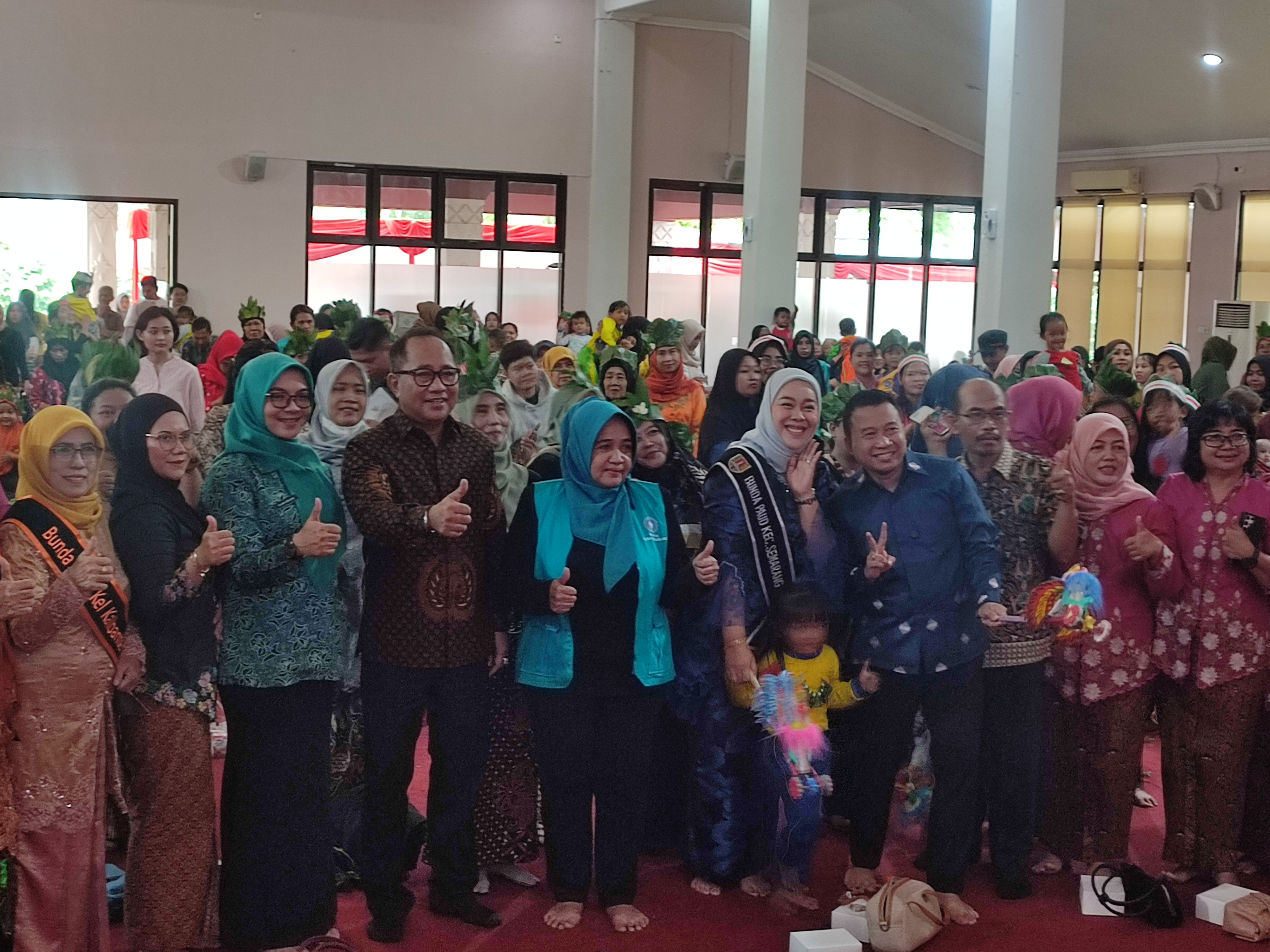 Wakil Wali Kota Semarang, Iswar Aminuddin, bersama Camat Semarang Barat Elly Asmara dalam Gebyar Pos PAUD Semarang Barat di Rumah Dinas Wali Kota, Sabtu (22/11/2025).