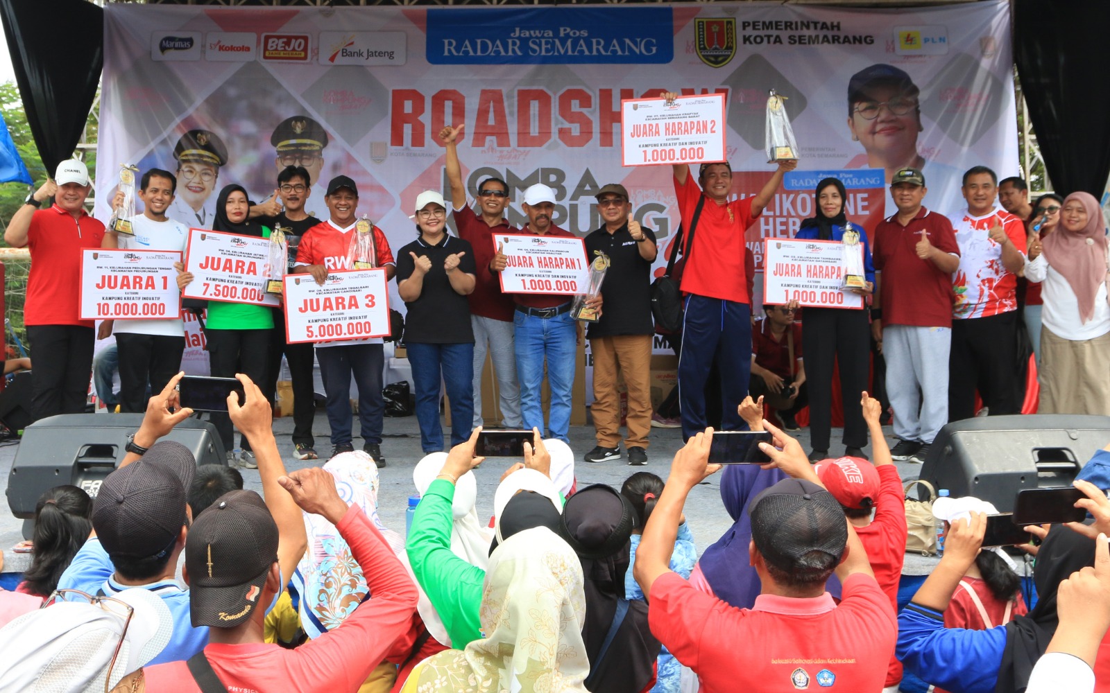 Para pemenang Lomba Kampung Hebat Kota Semarang 2025 kategori Kampung Kreatif dan Inovatif setelah menerima piala dari Wali Kota Semarang Agustina Wilujeng Pramestuti.