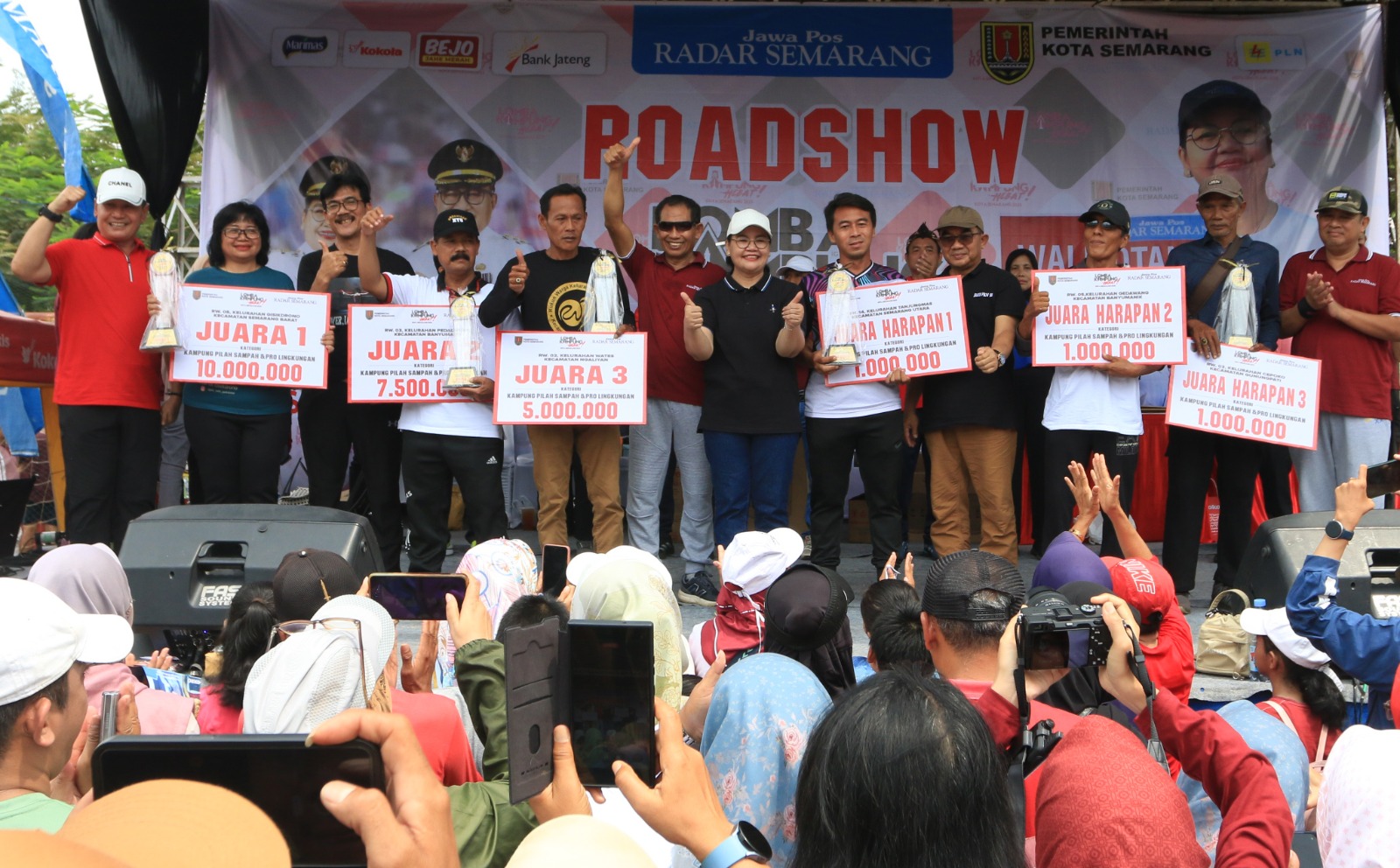 Para pemenang Lomba Kampung Hebat Kota Semarang 2025 kategori Kampung Pilah Sampah dan Pro Lingkungan setelah menerima piala dari Wali Kota Semarang Agustina Wilujeng Pramestuti.