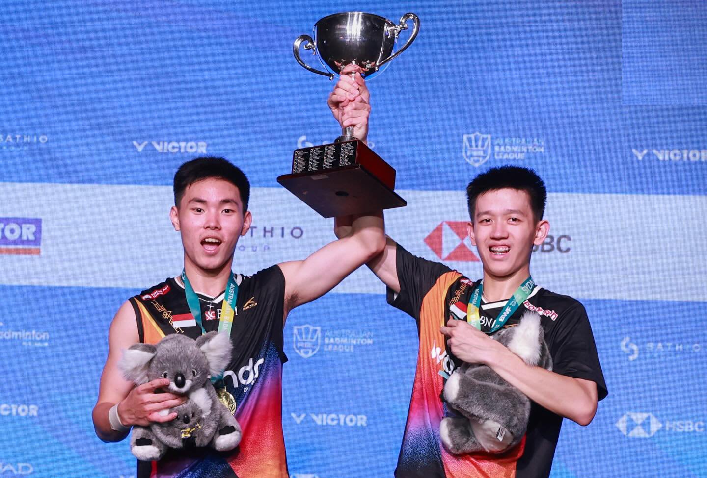 Pasangan muda Raymond Indra/Nikolaus Joaquin menjadi juara di Australia Open 2025 usai mengalahkan seniornya Fajar Alfian/Muhammad Shohibul Fikri 22-20, 10-21, 21-18.