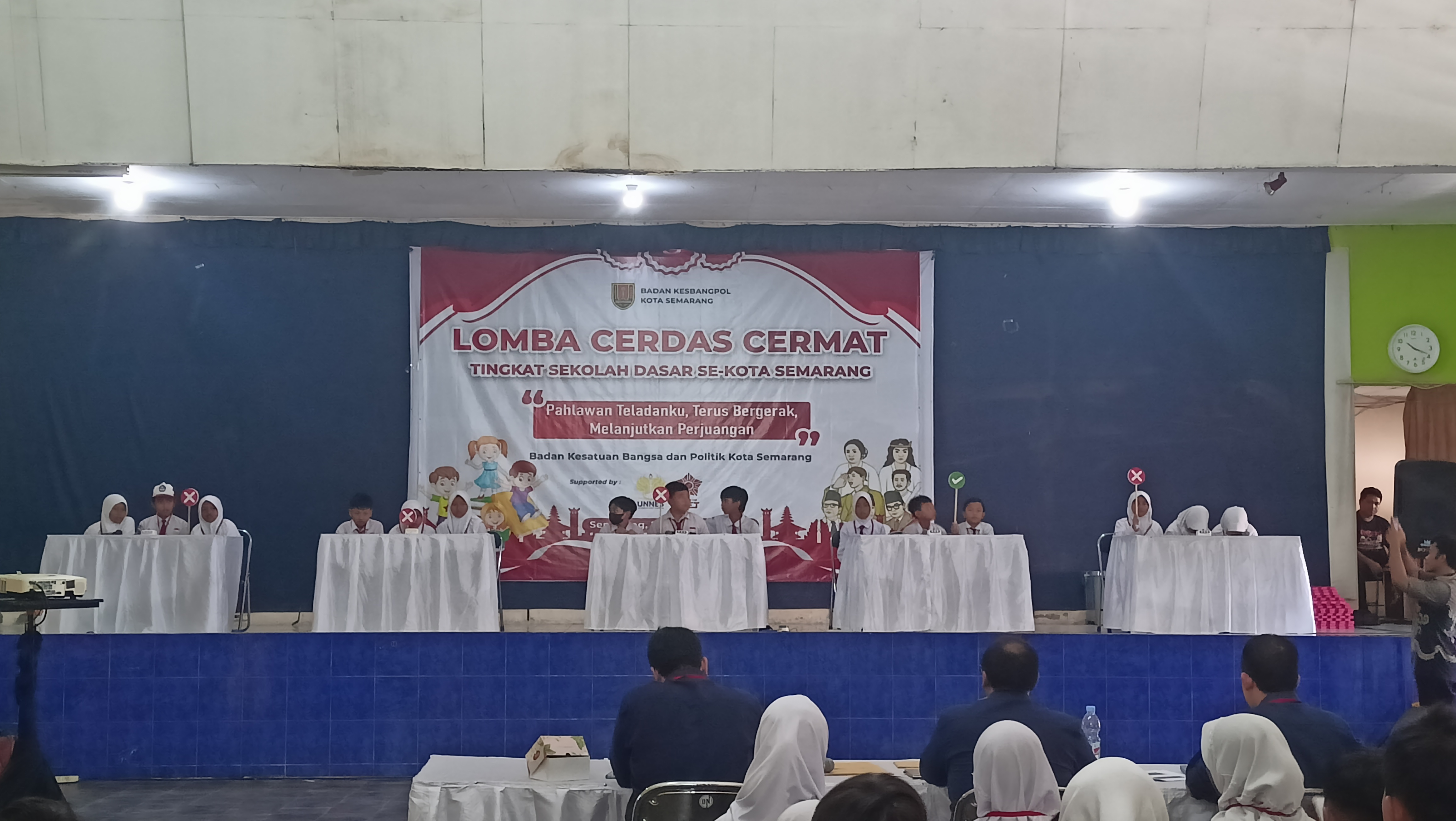 CERDAS CERMAT : Siswa SD sekota Semarang mengikuti lomba cerdas cermat yang diselenggarakan Kesbangpol Kota Semarang.