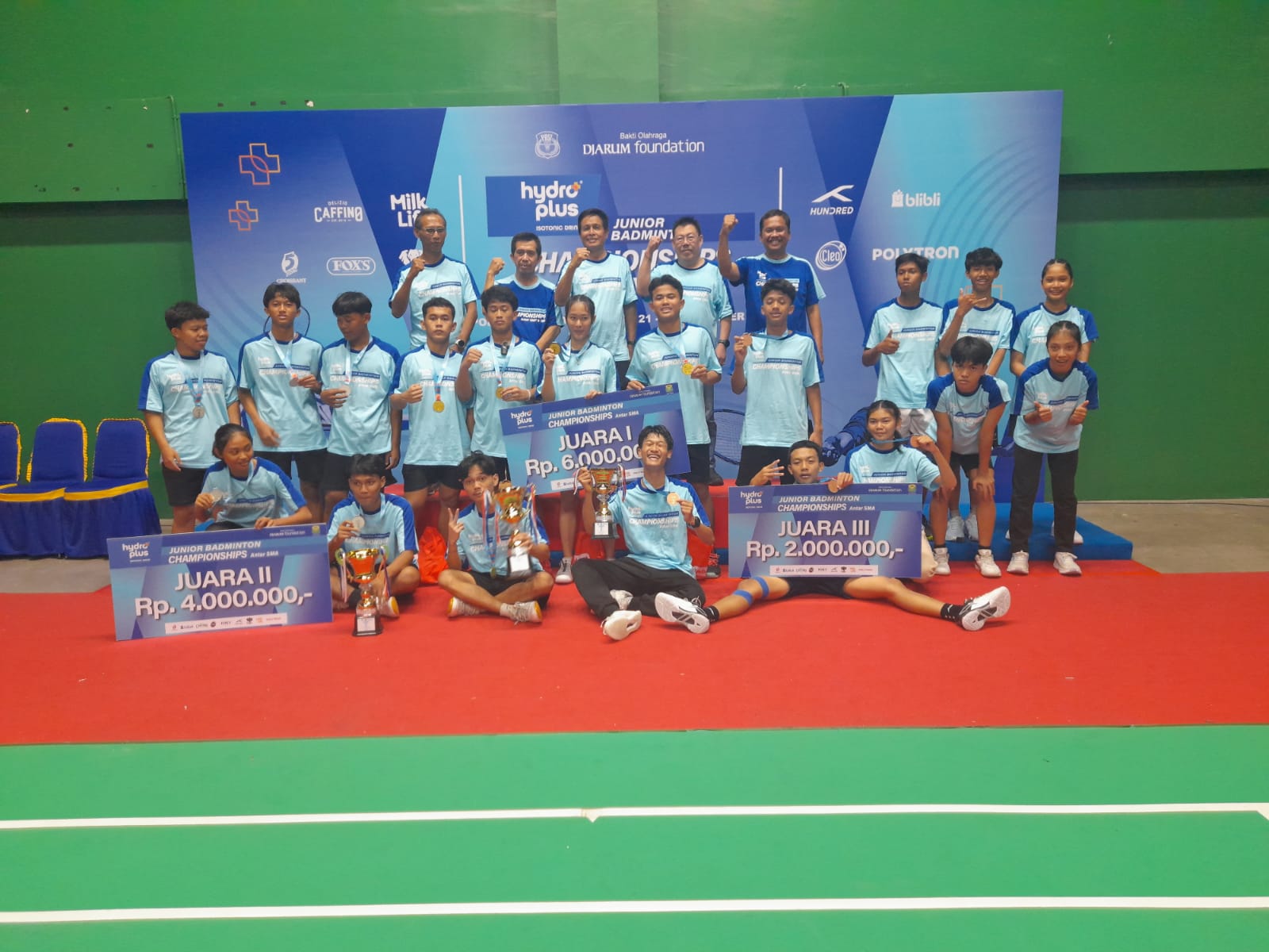 JUARA: Para juara kampiun Hydroplus Junior Badminton Championship Antar-SMA 2025 di Polytron Stadium Undip Semarang, Minggu (23/11) sore.