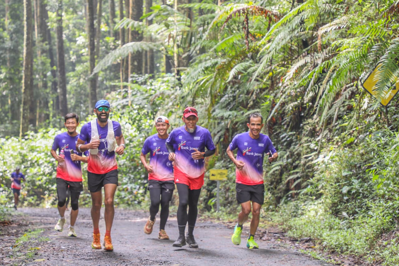 Sekda Jateng Sumarno mengikuti kegiatan Trail Run Baturraden, di Kabupaten Banyumas pada Minggu, 23 November 2025.