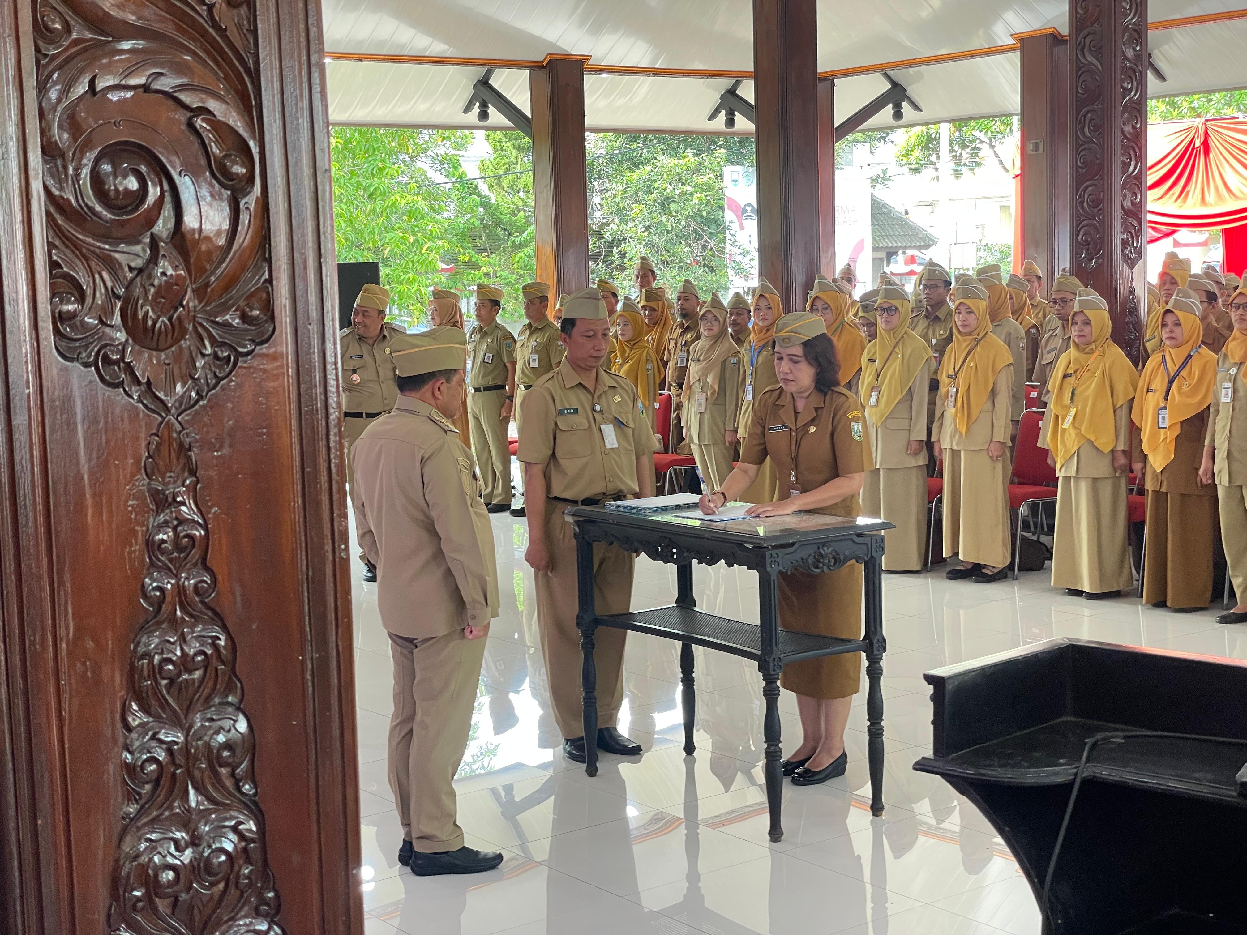 Bupati Semarang Ngesti Nugraha saat lantik Penjabat Pimpinan Tinggi Pratama, Pejabat Fungsional dan Pengukuhan Kepala Sekolah. Maria Novena/Jawa Pos Radar Semarang