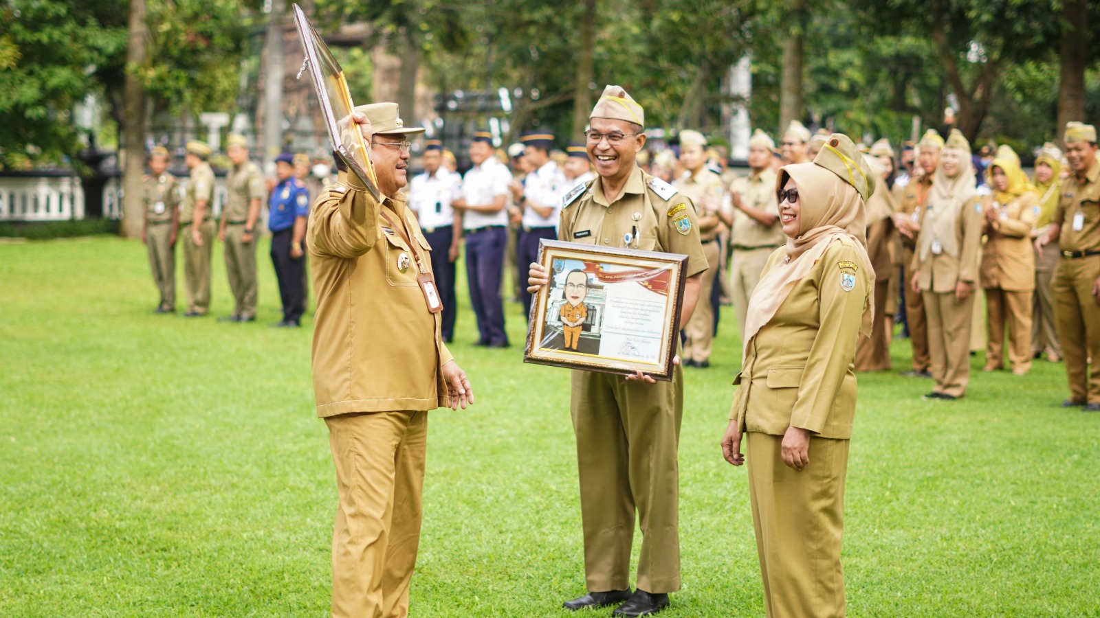 Wali Kota memimpin apel rutin pada Senin (24/11/2025) pagi di halaman Pemkot Salatiga.