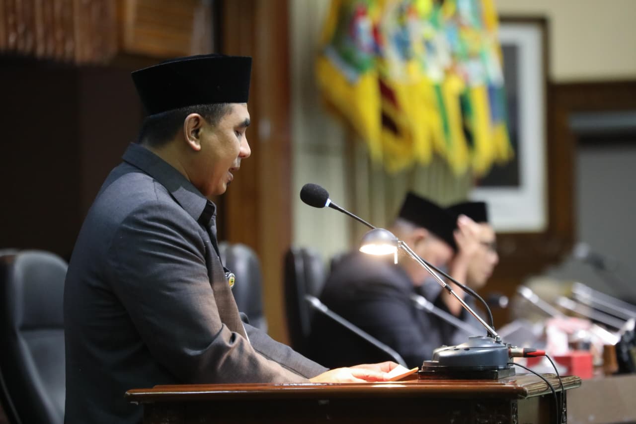 Wakil Gubernur Jawa Tengah, Taj Yasin, dalam rapat paripurna bersama DPRD Jateng dengan agenda Penjelasan Gubernur atas Raperda Rancangan APBD 2026 dan Nota Keuangannya, di Gedung Berlian Semarang.
