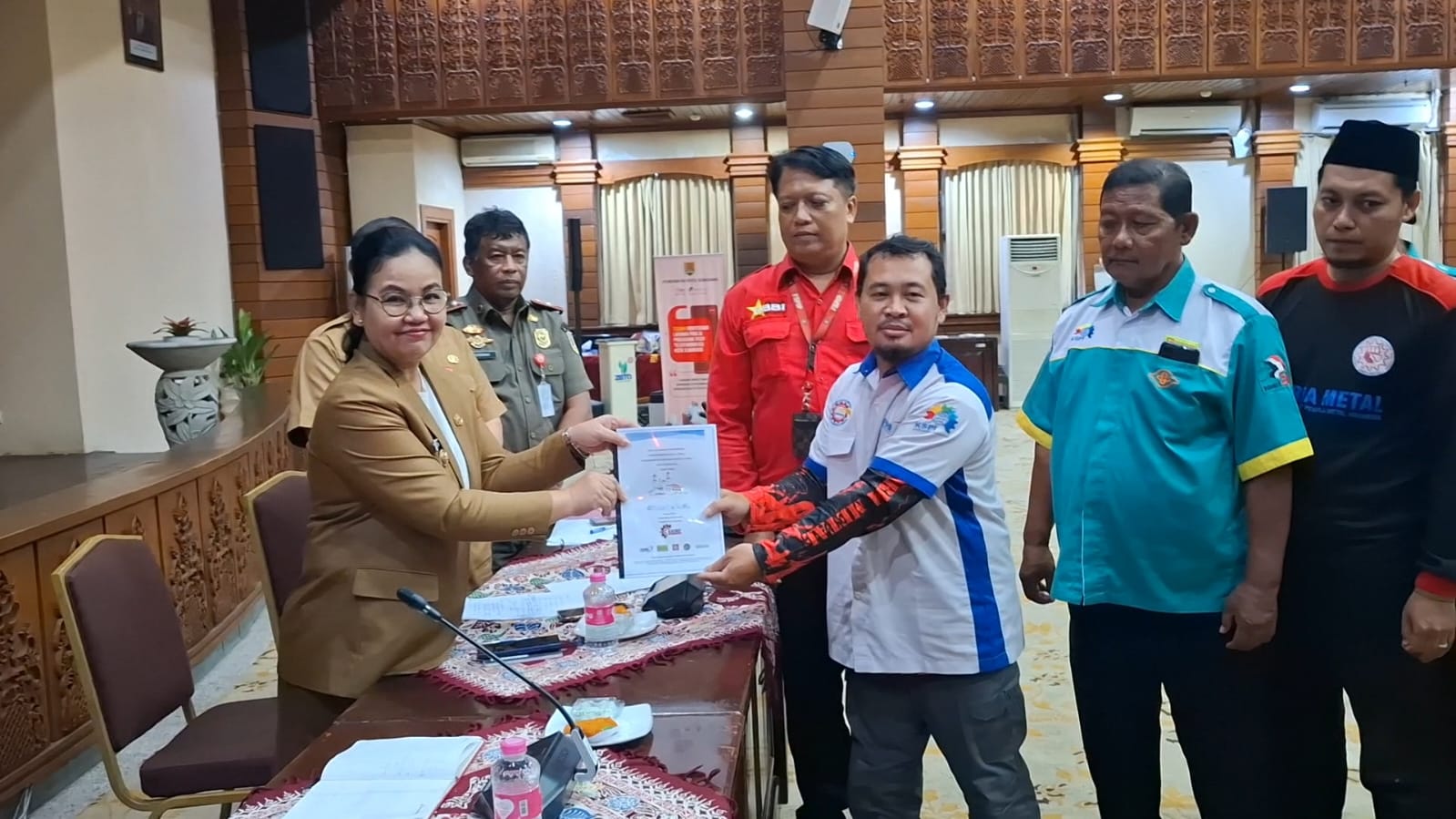TEMUI BURUH : Wali Kota Semarang, Agustina Wilujeng ketika menemui perwakilan aliansi buruh di kantornya.