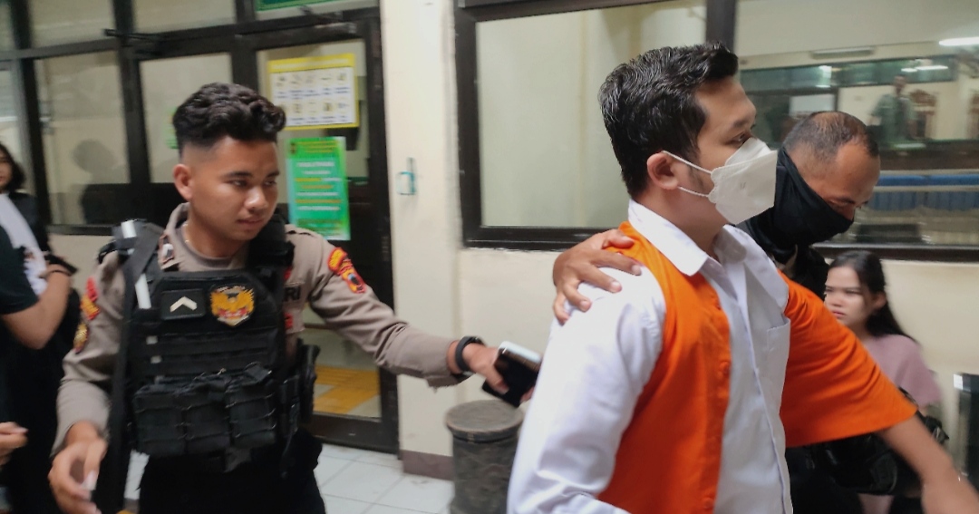 Terdakwa Briptu Ade Kurniawan usai divonis 13 tahun hukuman penjara di Pengadilan Negeri Semarang, Senin (24/11/2025).
