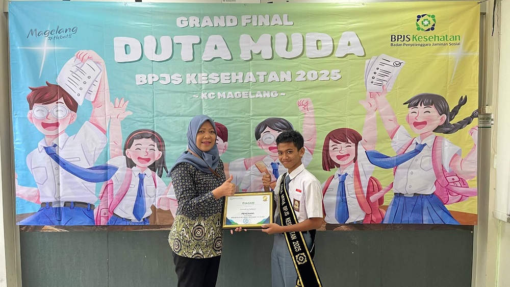 Kepala BPJS Kesehatan Cabang Magelang Maya Susanti memberikan piagam penghargaan kepada Duta Muda BPJS Kesehatan tahun 2025 asal Magelang, Fandra Ricky Ferdiawan.