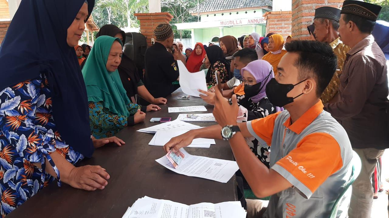 Penyaluran bantuan sosial ke masyarakat.