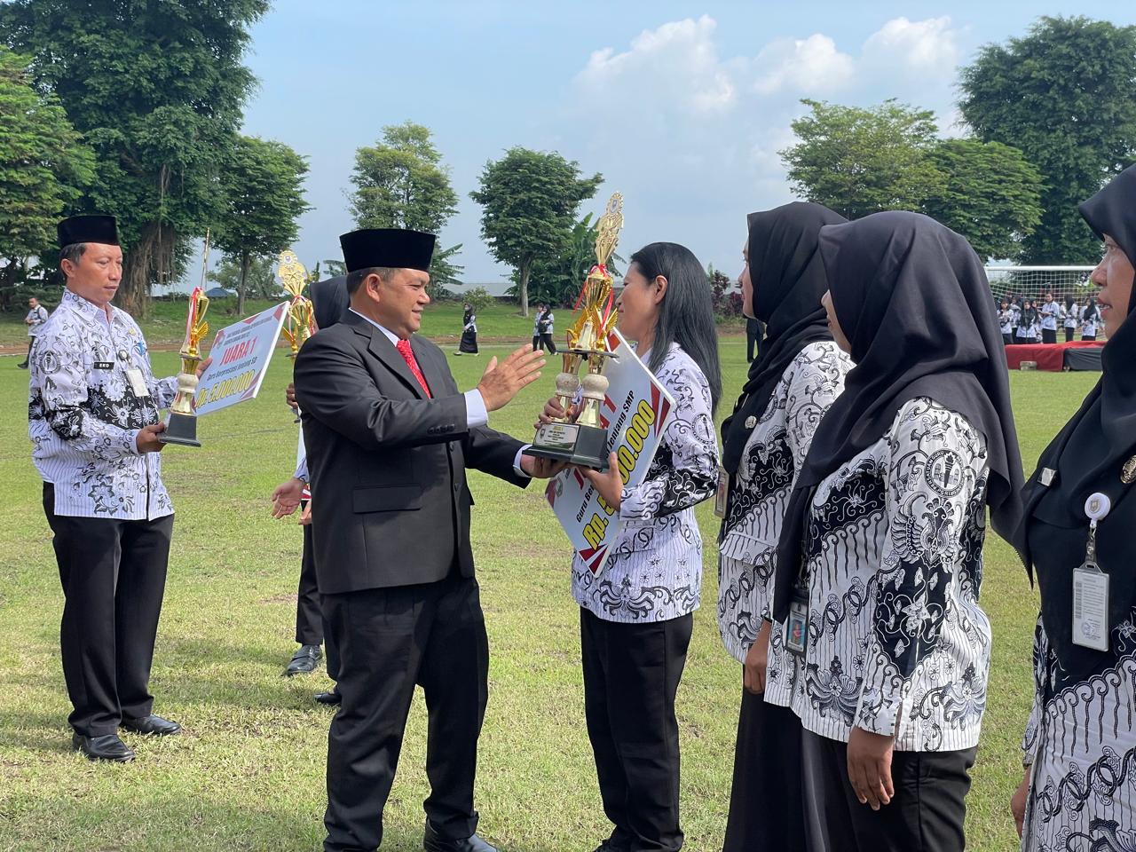 Bupati Semarang Ngesti Nugraha saat menyerahkan apresiasi kepada guru di Hari Guru Nasional tahun 2025 di Lapangan Gor Pandanaran Wujil. Selasa (25/11). Maria Novena/Jawa Pos Radar Semarang&nbsp;