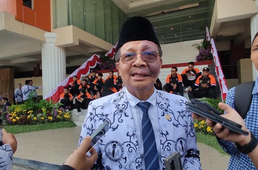 Ketua PGRI Jateng Muhdi usai upacara Hari Guru Nasional di Kampus IV Upgris, Selasa (25/11).
