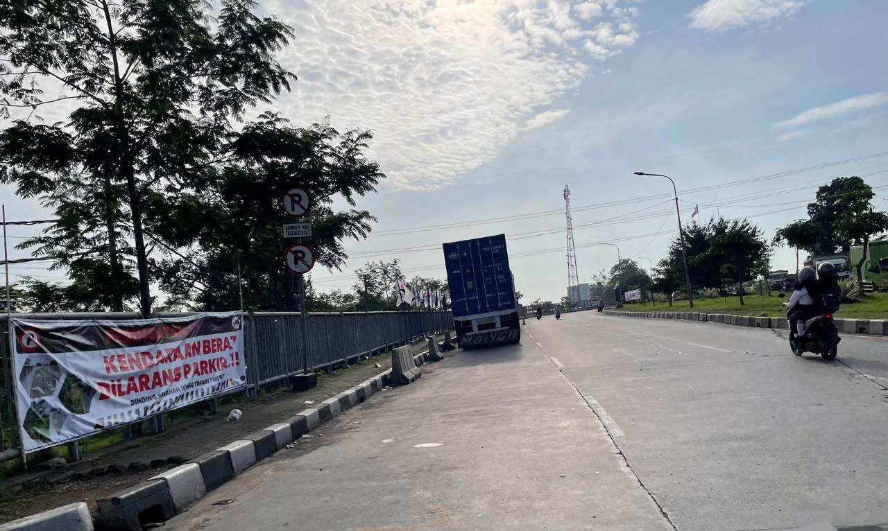 Meski sudah terpasang peringatan dilarang parkir terlihat beberapa truk masih parkir diarea jembatan U-turn depan nasmoco Bergas Kabupaten Semarang. Maria Novena/Jawa Pos Radar Semarang