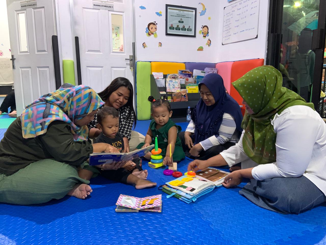 Fasilitator Rumah Anak SIGAP Bandarharjo Semarang sedang melakukan pembelajaran pola pengasuhan pada anak dan orang tua.