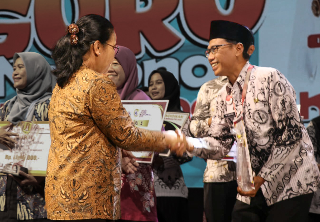 Juara 1 Guru Inovatif 2025, Kepala SD Negeri Tambakrejo 01 Semarang Tri Sugiyono mendapatkan penghargaan langsung dari Wali Kota Semarang Agustina Wilujeng Pramestuti.