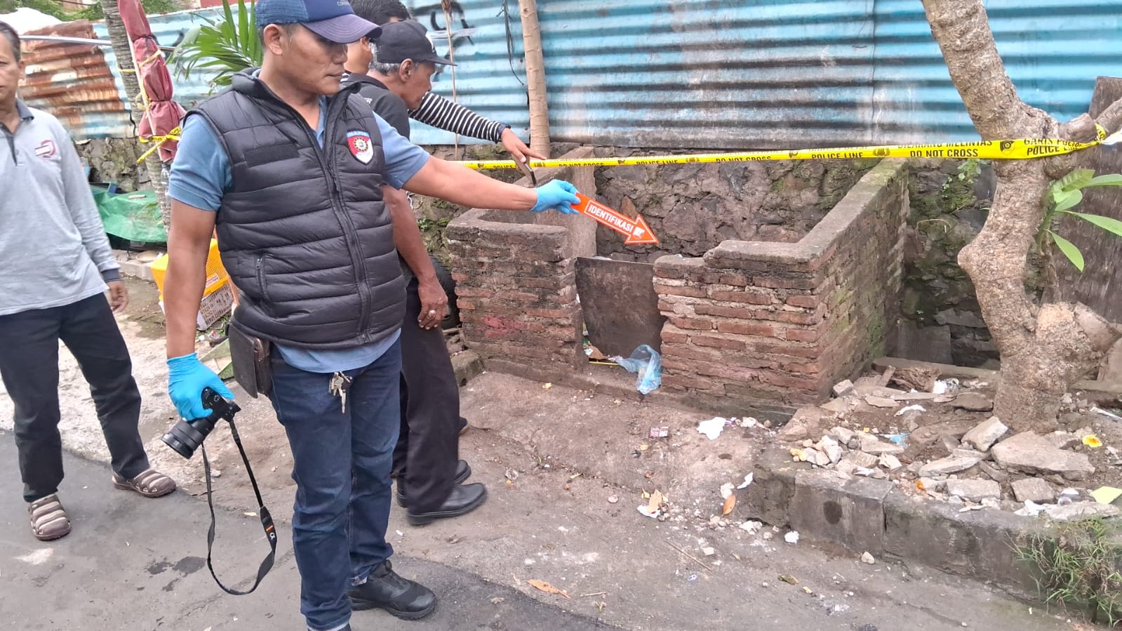 Kepolisian melakukan olah TKP temuan orok di puspowarno selatan V Semarang Barat