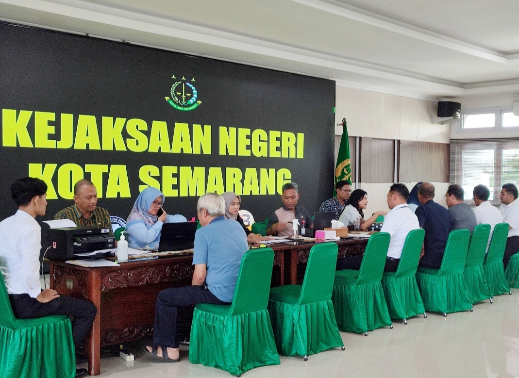 Kejari Kota Semarang dan Bapenda saat melakukan klarifikasi pada wajib pajak yang menunggak, Selasa (25/11/2025).
