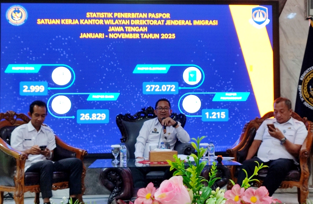 Kepala Kanwil Dirjen Imigrasi Jawa Tengah Haryono Agus Setiawan memberikan keterangan dalam media gathering di kantornya, Selasa (25/11/2025).